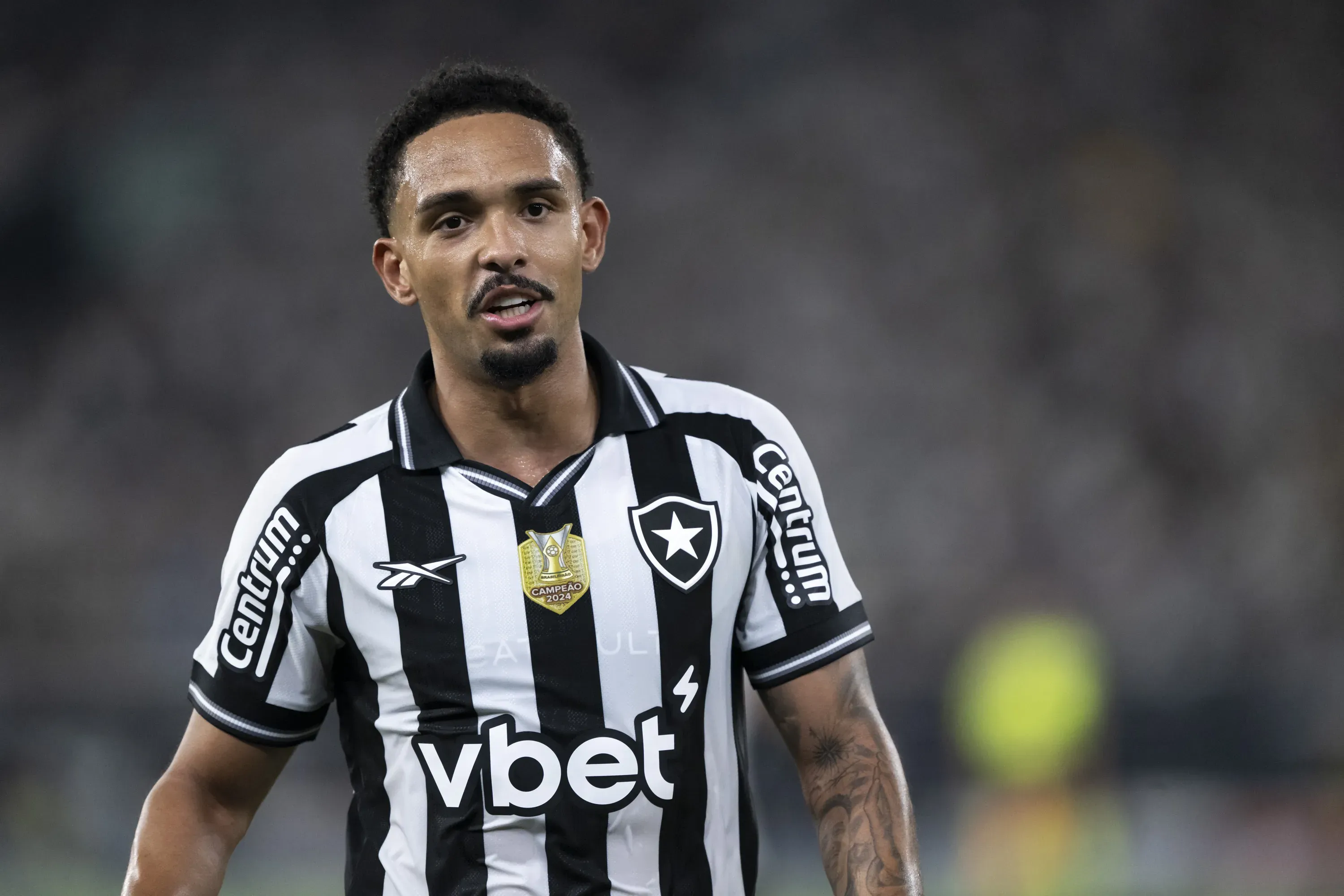 RJ – RIO DE JANEIRO – 04/06/2025 – BRASILEIRO A 2025, BOTAFOGO X CEARA – Vitinho jogador do Botafogo durante partida contra o Ceara no estadio Engenhao pelo campeonato Brasileiro A 2025. Foto: Jorge Rodrigues/AGIF