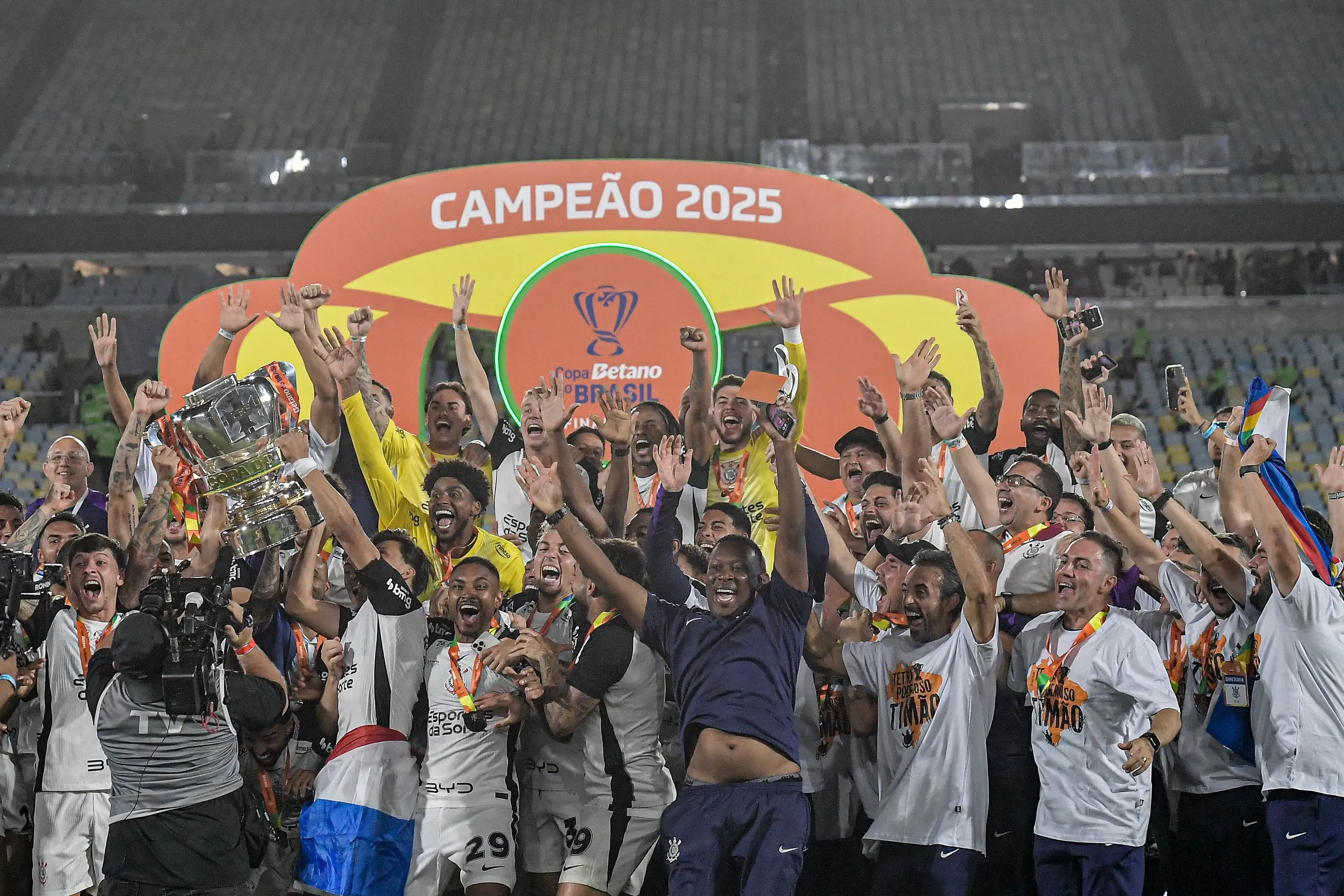 RJ – RIO DE JANEIRO – 21/12/2025 – COPA DO BRASIL 2025, VASCO X CORINTHIANS – Jogadores do Corinthians comemoram titulo de campeao apos partida contra o Vasco no estadio Maracana pela decisao do campeonato Copa Do Brasil 2025. Foto: Thiago Ribeiro/AGIF