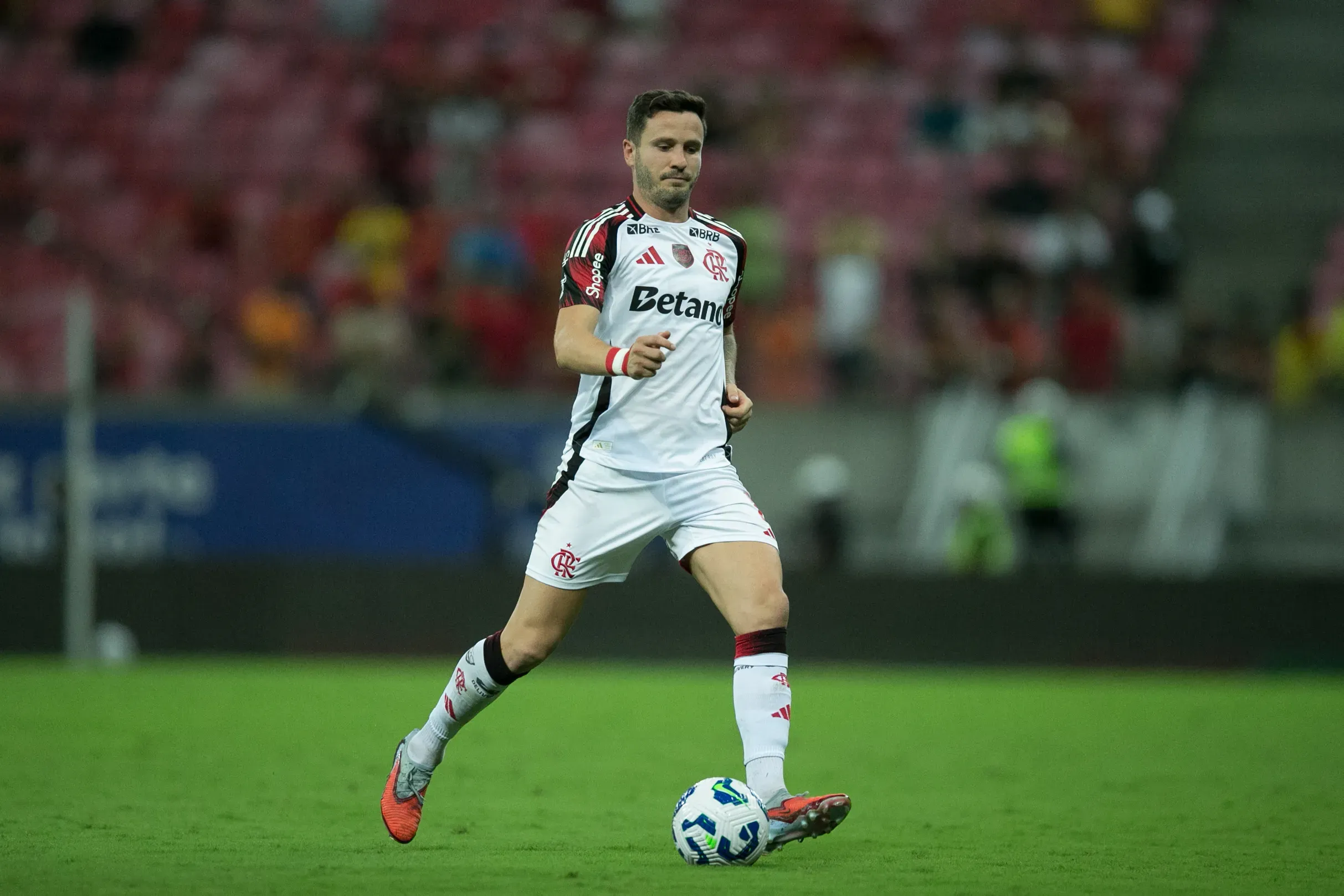 PE – SAO LOURENCO DA MATA – 15/11/2025 – BRASILEIRO A 2025, SPORT X FLAMENGO – Saul jogador do Flamengo durante a partida contra o Sport na Arena de Pernambuco, pelo Campeonato Brasileiro A 2025. Foto: Marlon Costa/AGIF