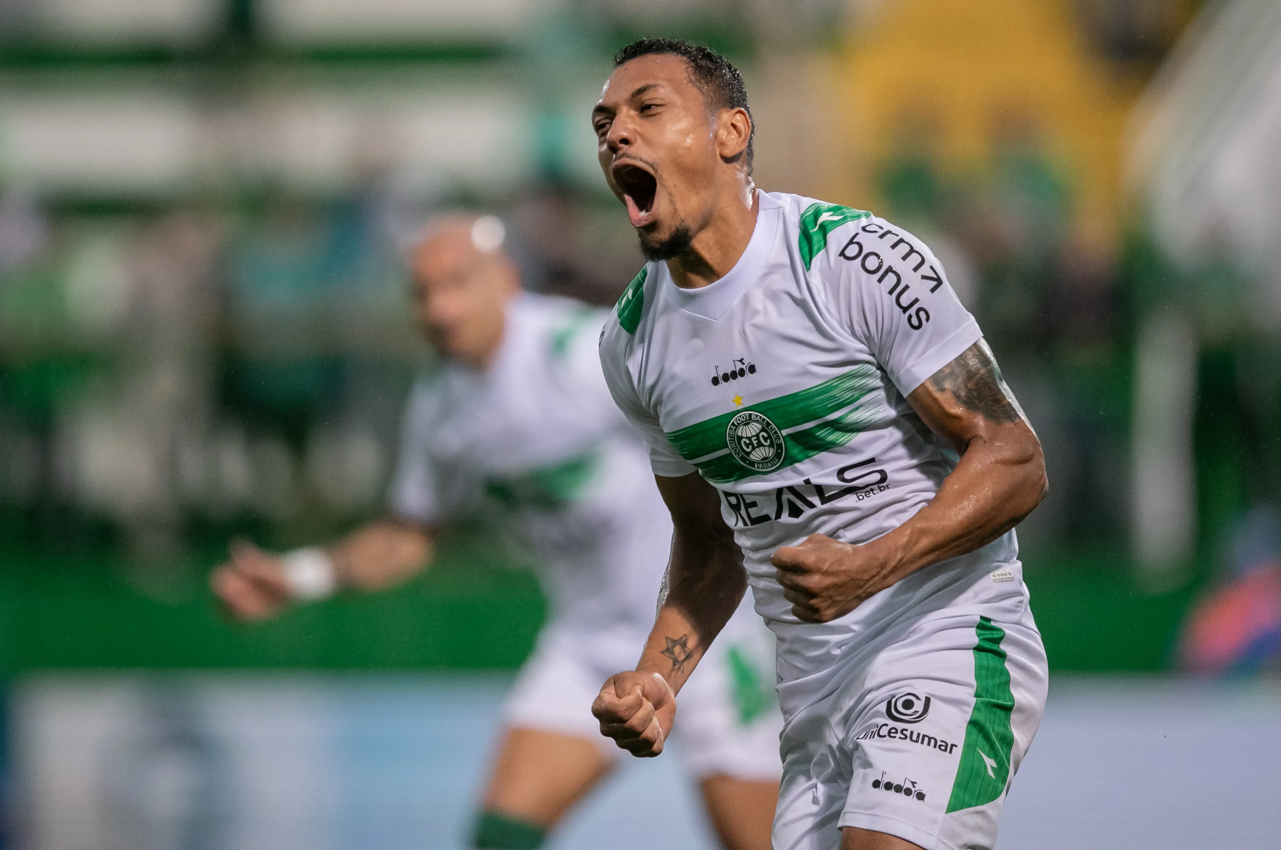 SC – CHAPECO – 12/04/2025 – BRASILEIRO B 2025, CHAPECOENSE X CORITIBA – Alex Silva jogador do Coritiba comemora seu gol durante partida contra o Chapecoense no estadio Arena Conda pelo campeonato Brasileiro B 2025. Foto: Liamara Polli/AGIF