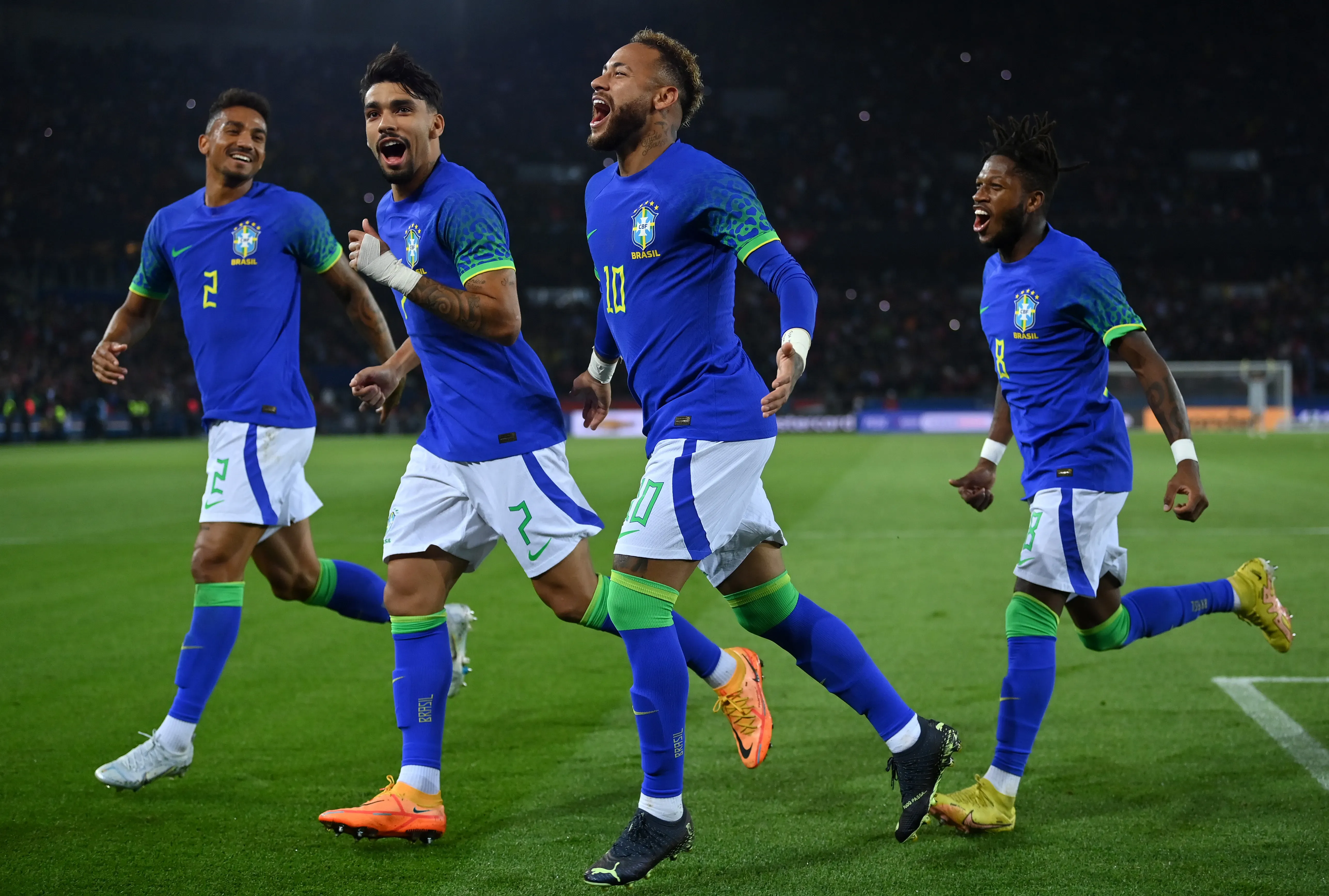 Fred comemora gol de Neymar com companheiros de Seleção Brasileira. (Photo by Justin Setterfield/Getty Images)