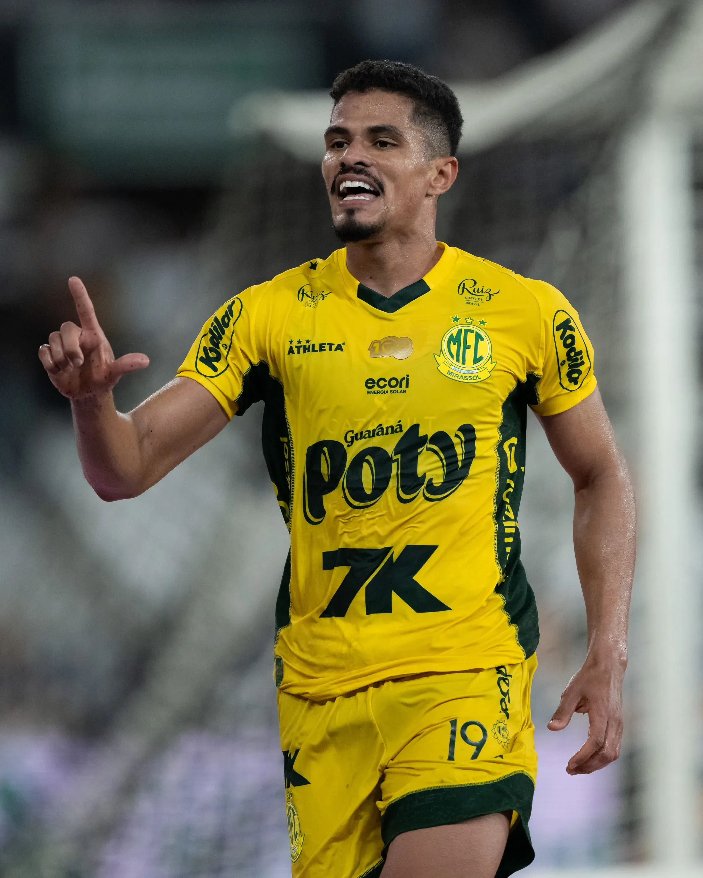 RJ – RIO DE JANEIRO – 17/09/2025 – BRASILEIRO A 2025, BOTAFOGO X MIRASSOL – Lucas Ramon jogador do Mirassol comemora seu gol durante partida contra o Botafogo no estadio Engenhao pelo campeonato Brasileiro A 2025. Foto: Jorge Rodrigues/AGIF