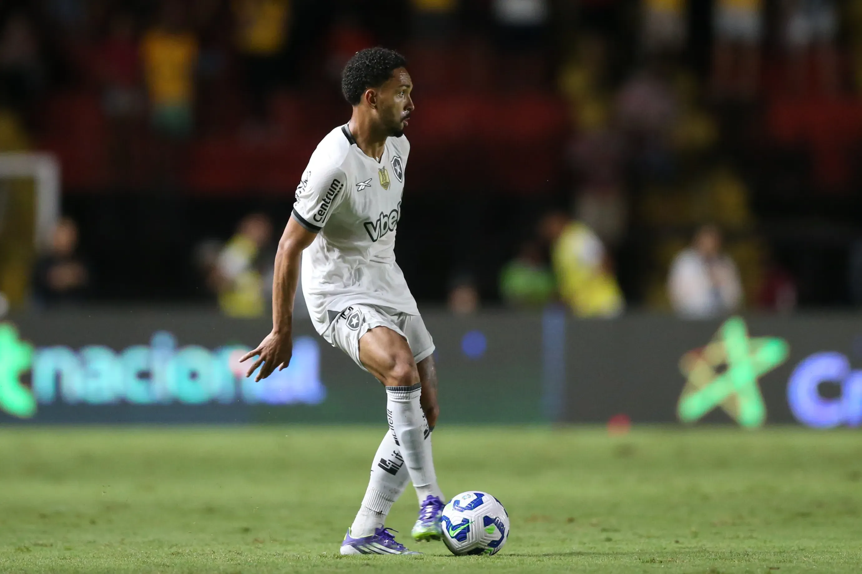 Vitinho com a camisa do Botafogo – Foto: Marlon Costa/AGIF