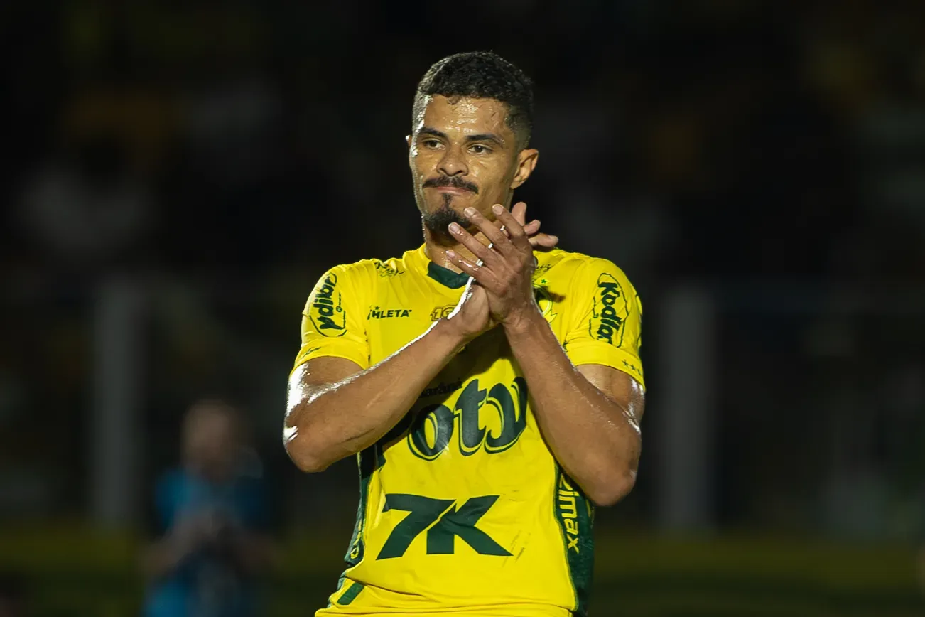 Lucas Ramon durante partida contra o Palmeiras no Campeonato Brasileiro de 2025. Foto: Joisel Amaral/AGIF