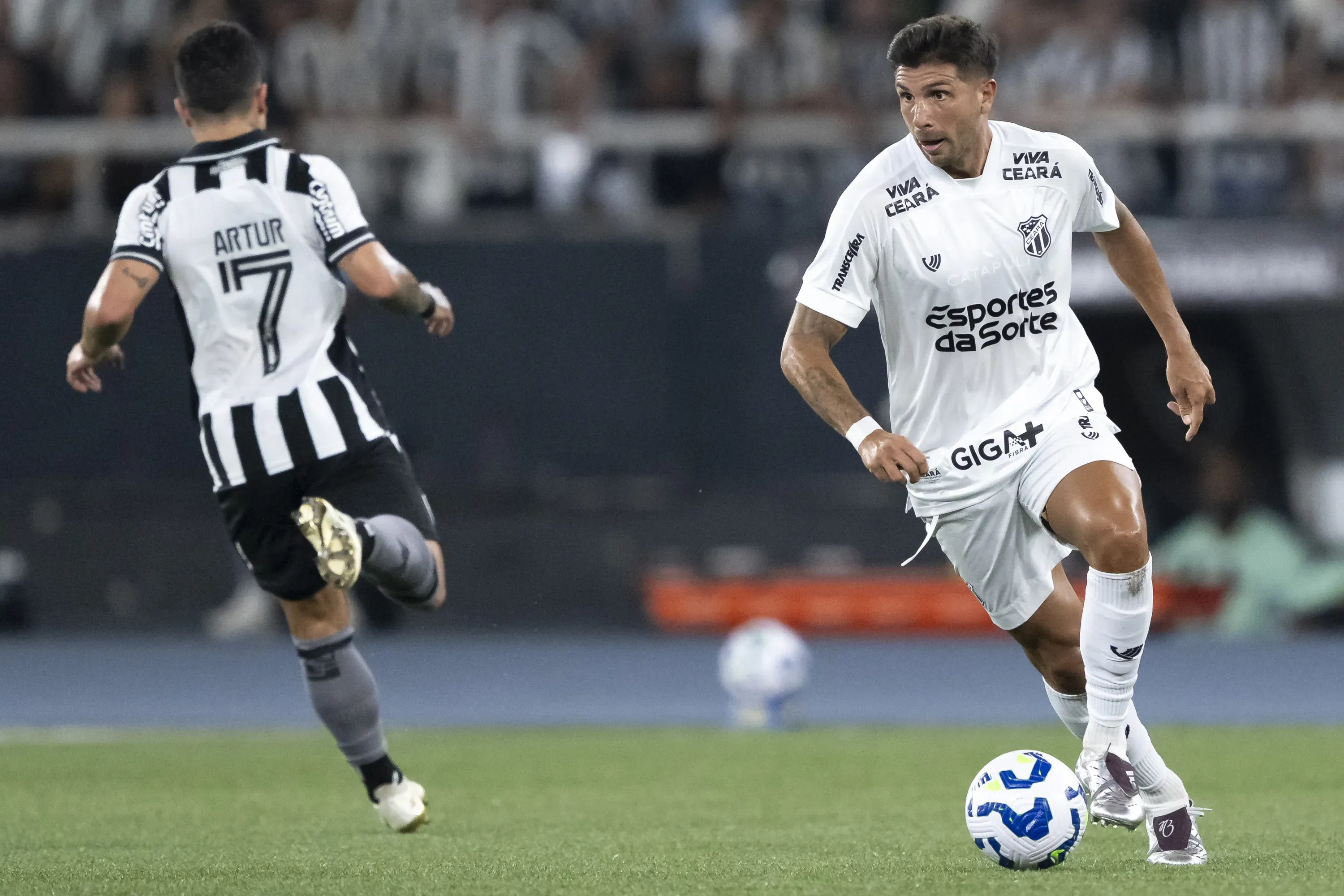 Lucas Mugni jogador do Ceara durante partida contra o Botafogo no estadio Engenhao pelo campeonato Brasileiro A 2025. Foto: Jorge Rodrigues/AGIF