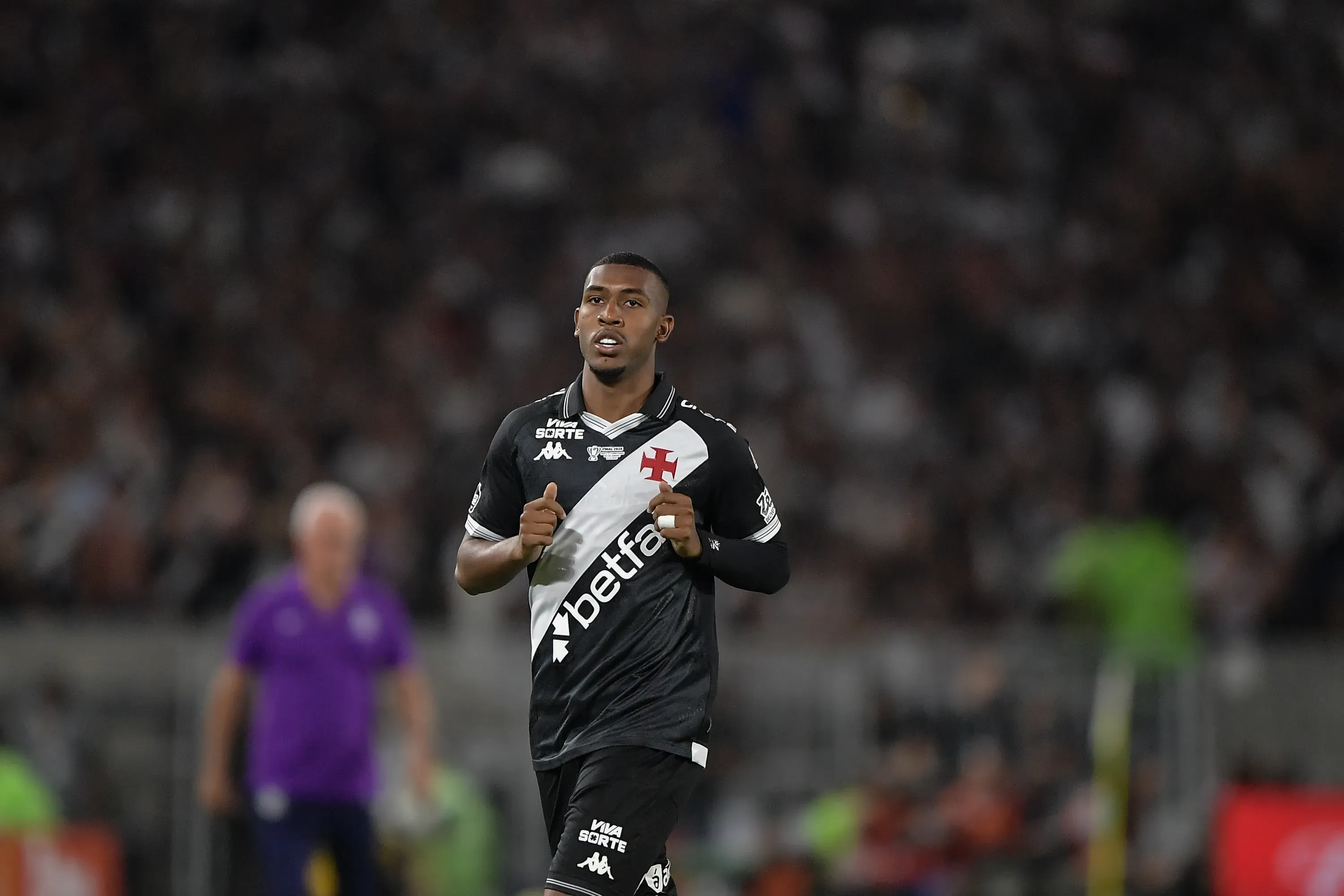 RJ – RIO DE JANEIRO – 21/12/2025 – COPA DO BRASIL 2025, VASCO X CORINTHIANS – Rayan jogador do Vasco durante partida contra o Corinthians no estadio Maracana pelo campeonato Copa Do Brasil 2025. Foto: Thiago Ribeiro/AGIF