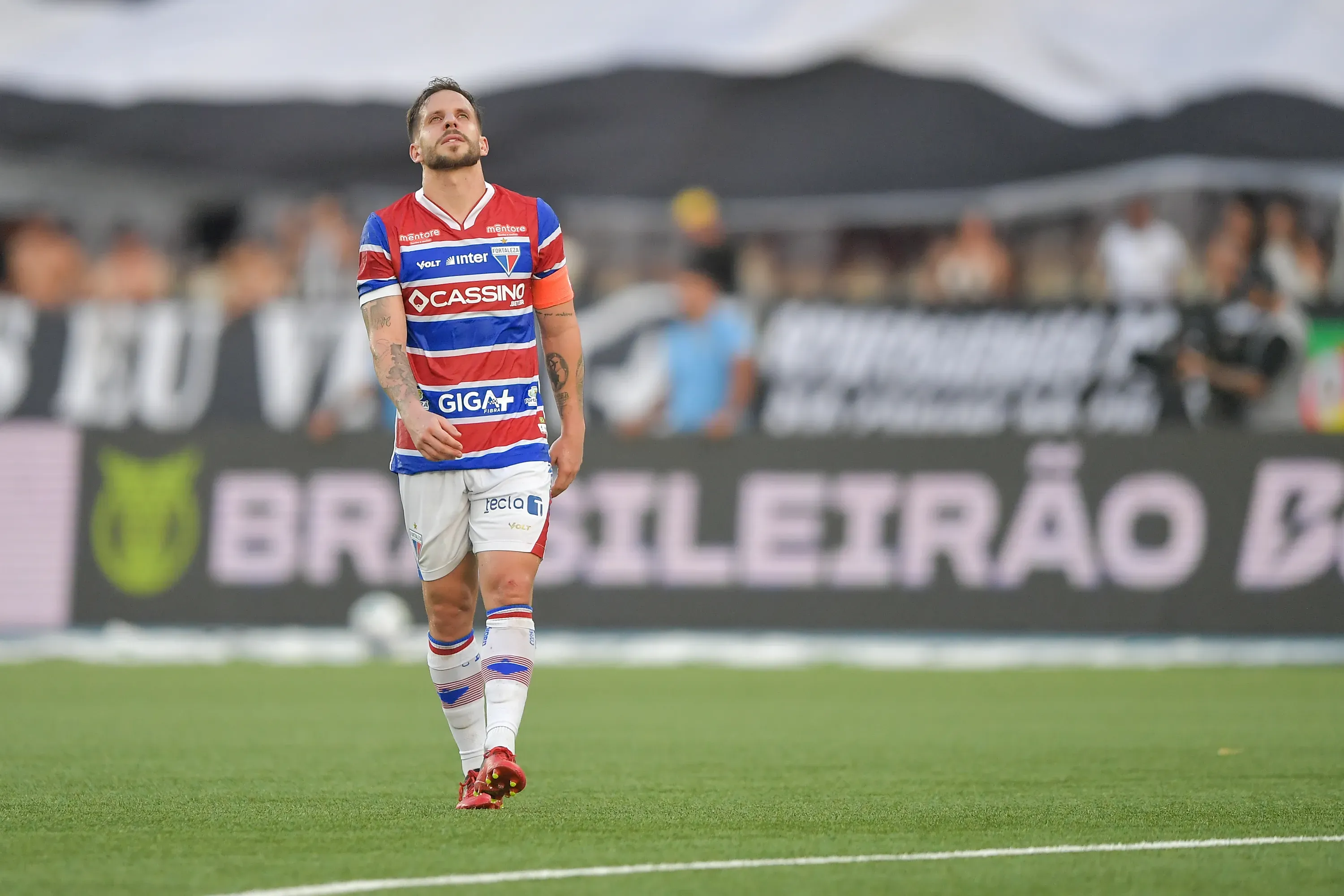 Lucas Sasha jogador do Fortaleza durante partida contra o Botafogo no estadio Engenhao pelo campeonato Brasileiro A 2025. Foto: Thiago Ribeiro/AGIF