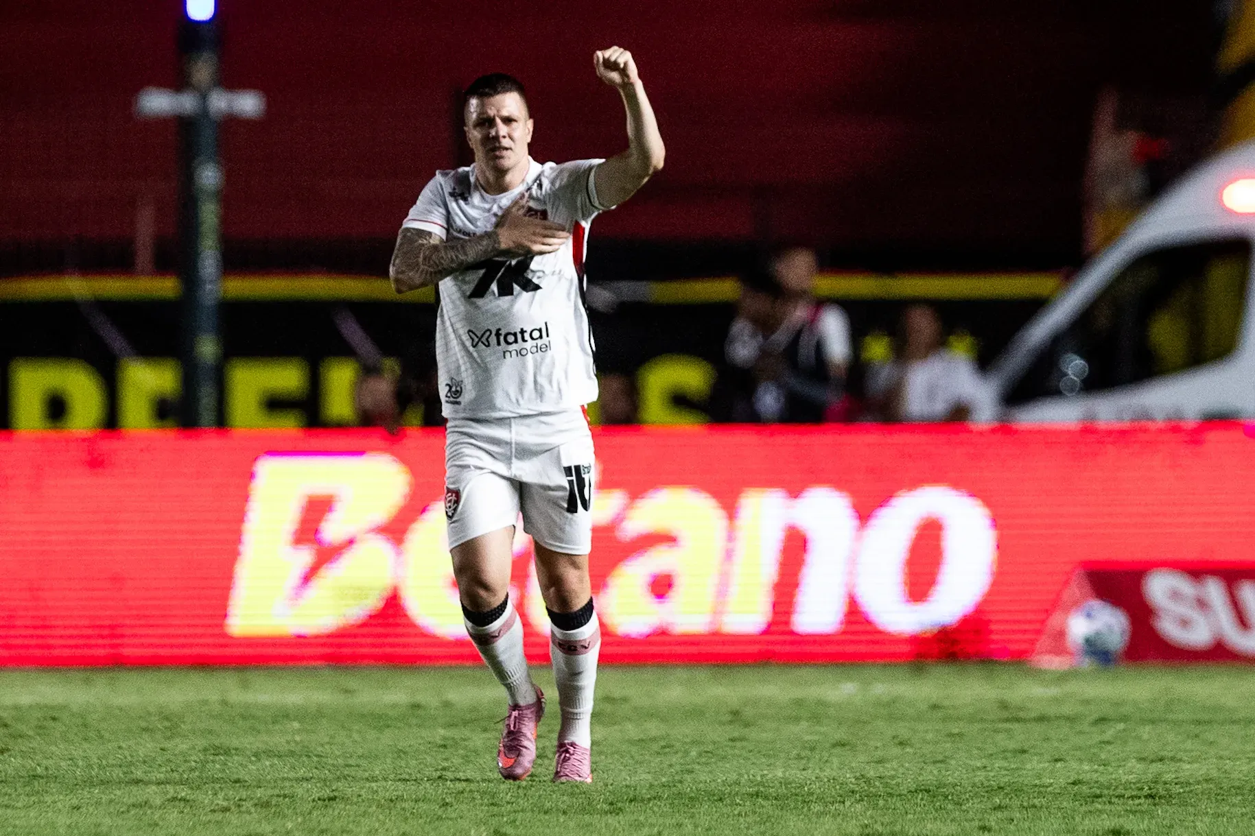 PE – RECIFE – 23/11/2025 – BRASILEIRO A 2025, SPORT X VITORIA – Renato Kayzer jogador do Vitoria comemora seu gol durante partida contra o Sport no estadio Ilha do Retiro pelo campeonato Brasileiro A 2025. Foto: Rafael Vieira/AGIF