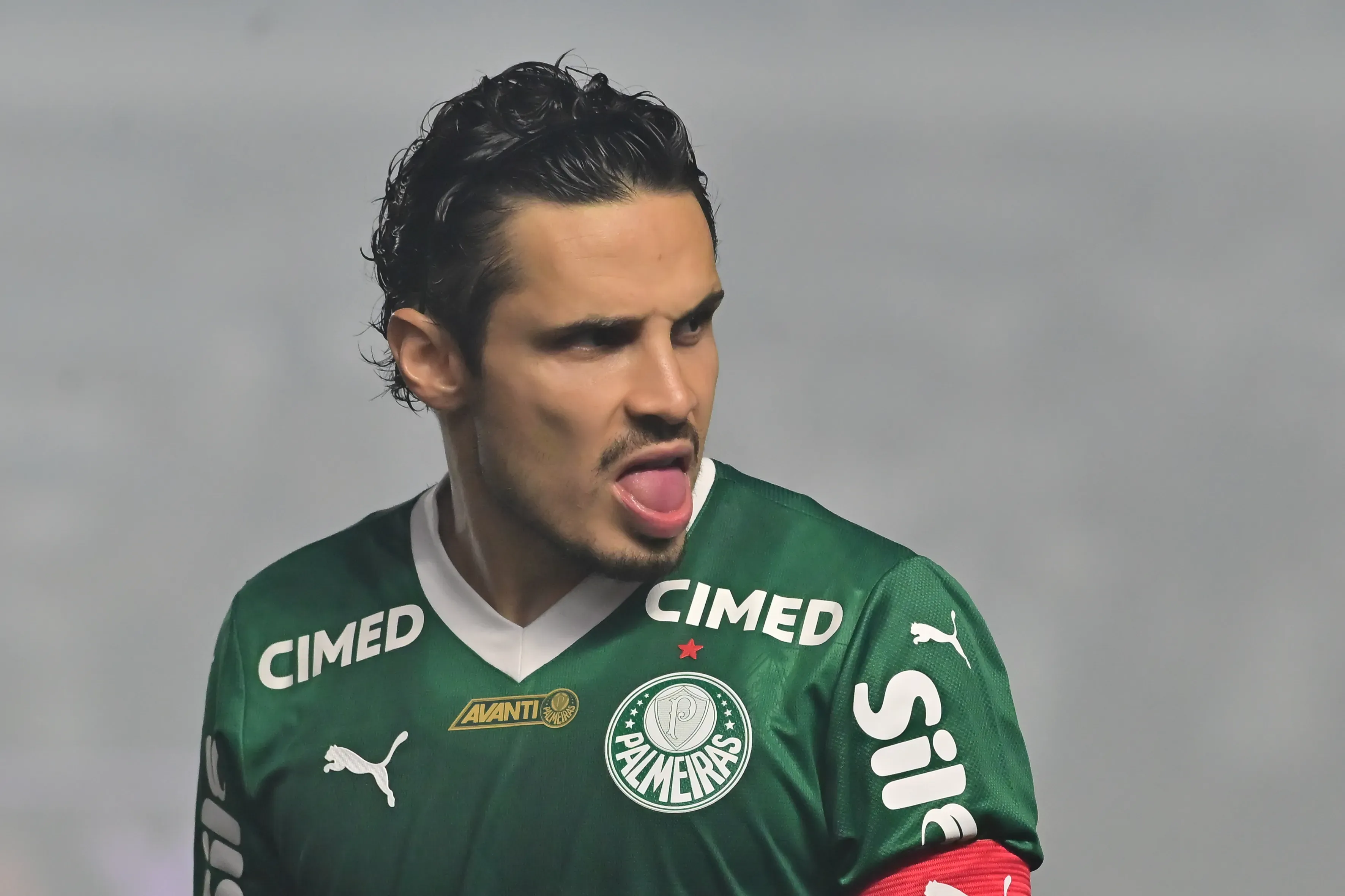 SP – SANTOS – 15/11/2025 – BRASILEIRO A 2025, SANTOS X PALMEIRAS – Raphael Veiga jogador do Palmeiras durante partida contra o Santos no estadio Vila Belmiro pelo campeonato Brasileiro A 2025. Foto: Jota Erre/AGIF