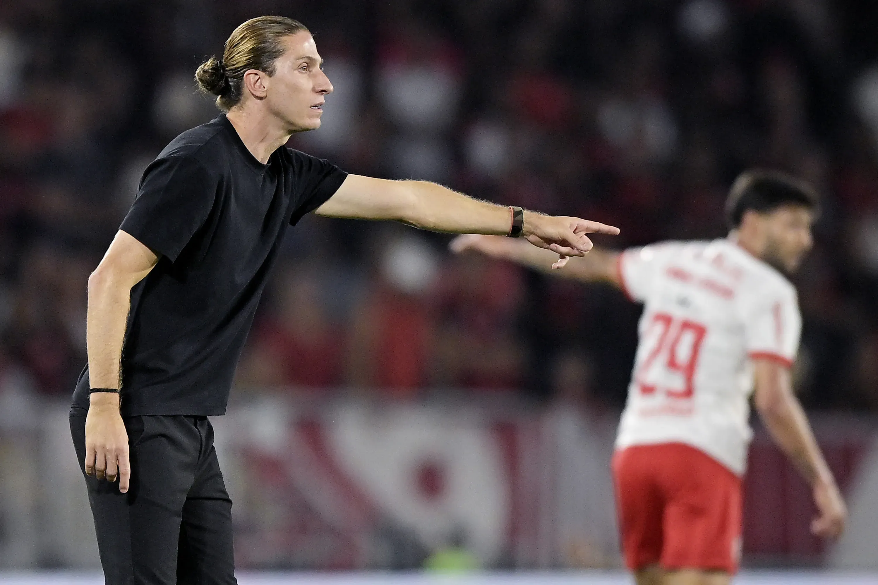 RJ – RIO DE JANEIRO – 22/11/2025 – BRASILEIRO A 2025, FLAMENGO X BRAGANTINO – Filipe Luis tecnico do Flamengo durante partida contra o Bragantino no estadio Maracana pelo campeonato Brasileiro A 2025. Foto: Alexandre Loureiro/AGIF