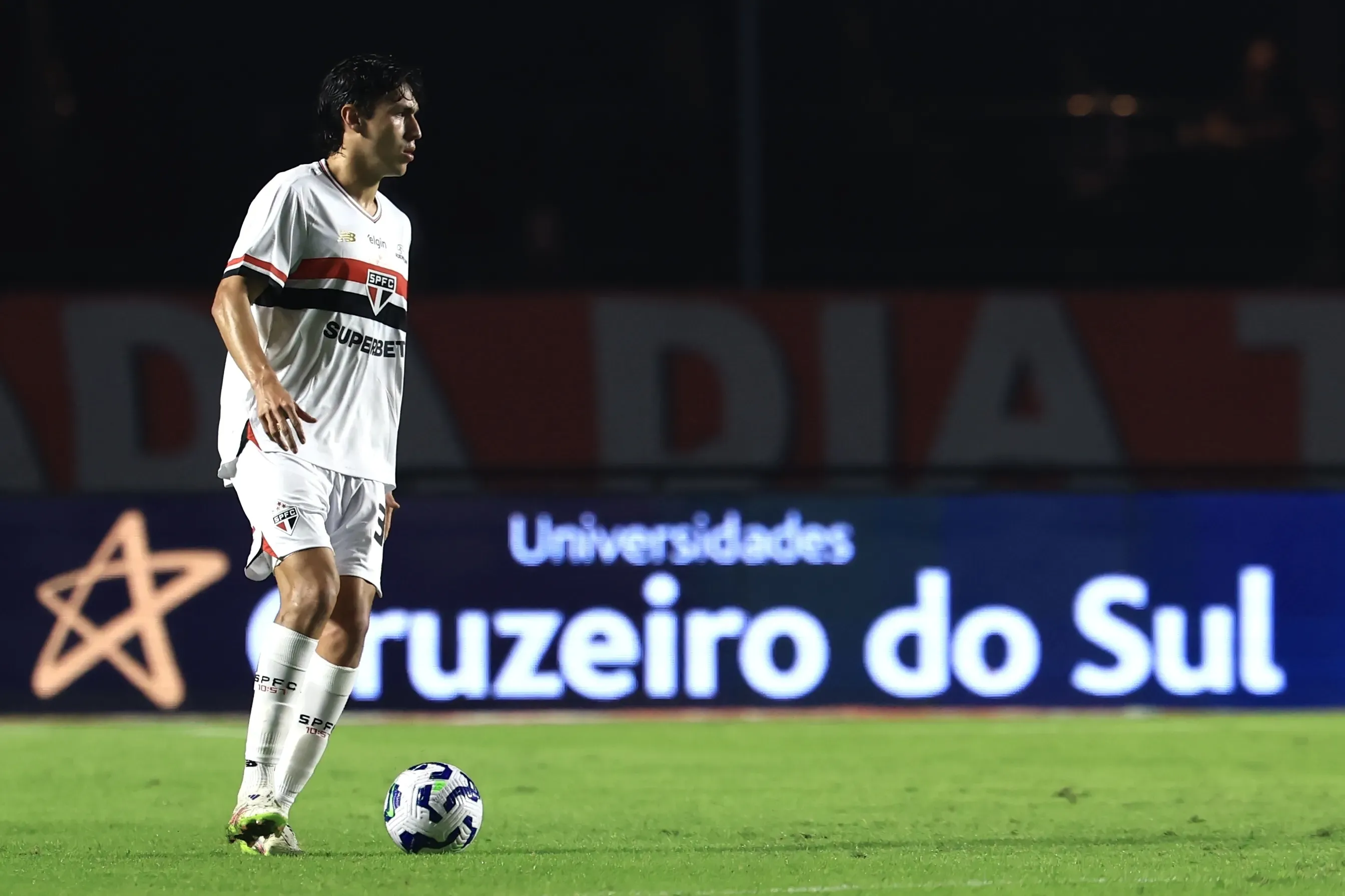 Ferraresi com a camisa do São Paulo – Foto: Marcello Zambrana/AGIF