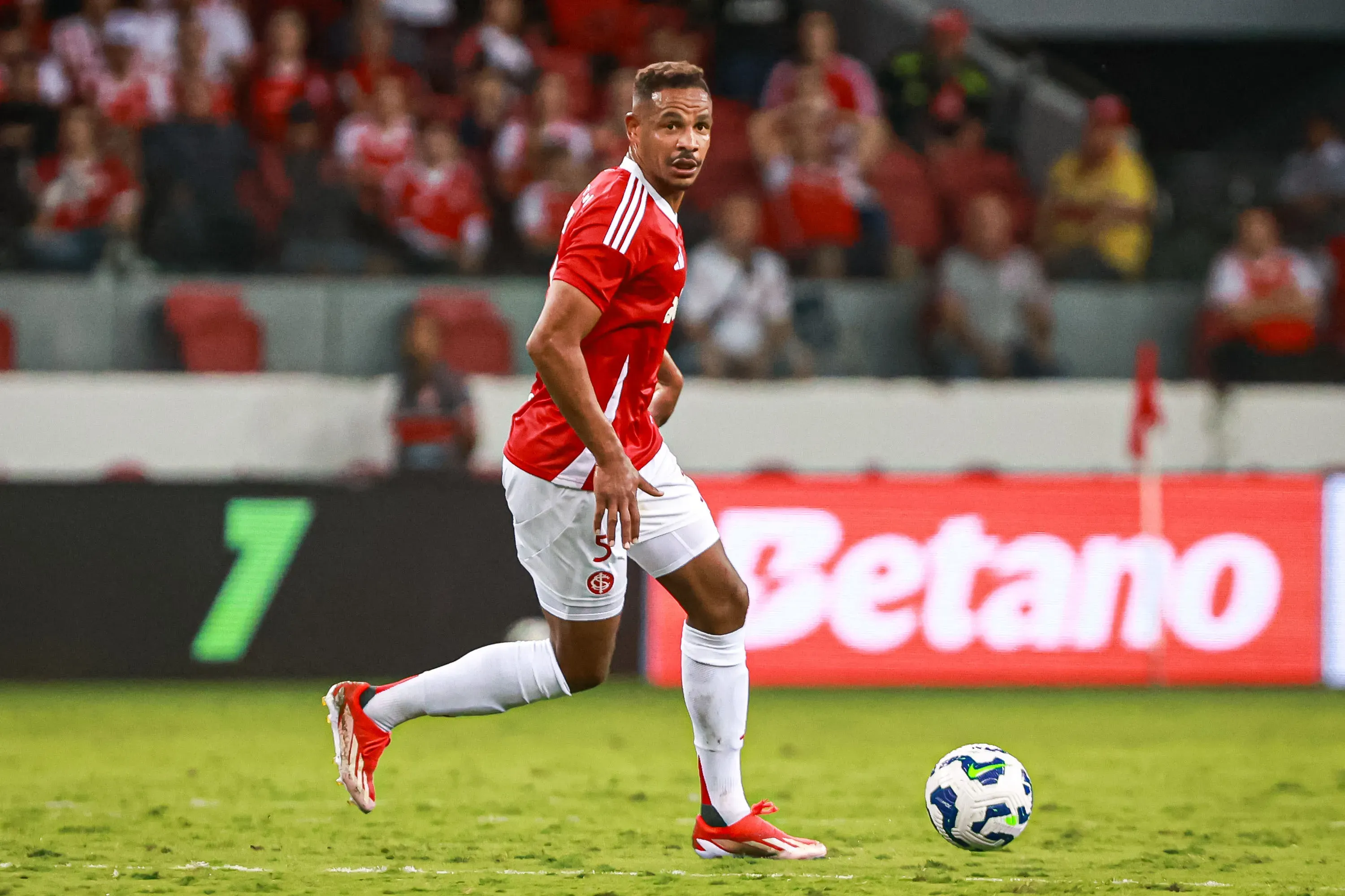 Fernando jogador do Internacional durante partida contra o Palmeiras no estadio Beira-Rio pelo campeonato Brasileiro A 2025. Foto: Maxi Franzoi/AGIF