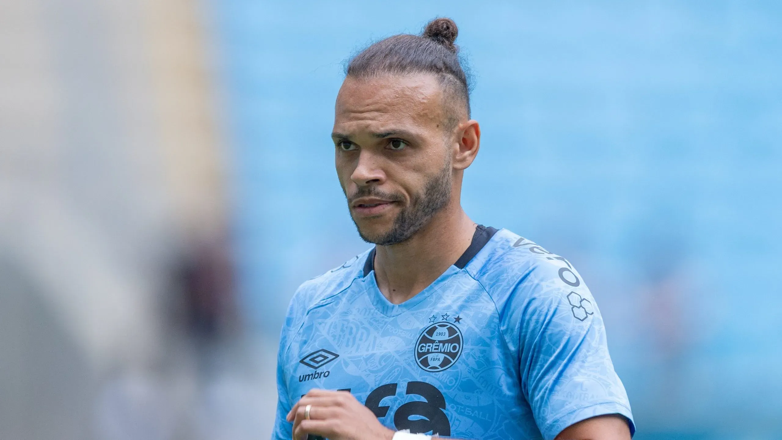 Braithwaite em aquecimento antes de jogo do Grêmio. Foto: Liamara Polli/AGIF