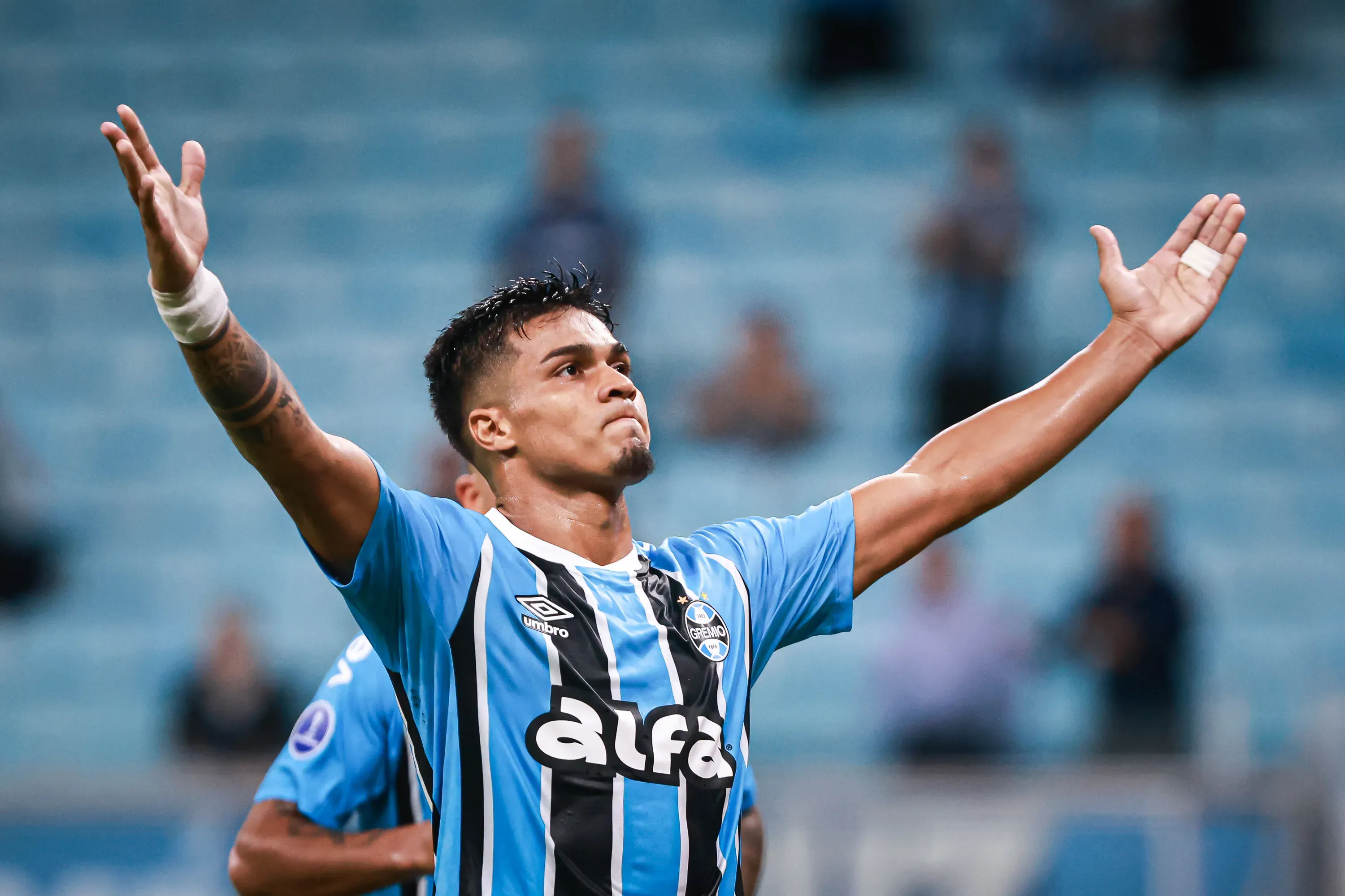 RS – PORTO ALEGRE – 08/04/2025 – COPA SUL-AMERICANA 2025, GREMIO X ATLETICO GRAU – Matias Arezo jogador do Gremio comemora seu gol durante partida contra o Atletico Grau no estadio Arena do Gremio pelo campeonato Copa Sul-americana 2025. Foto: Maxi Franzoi/AGIF