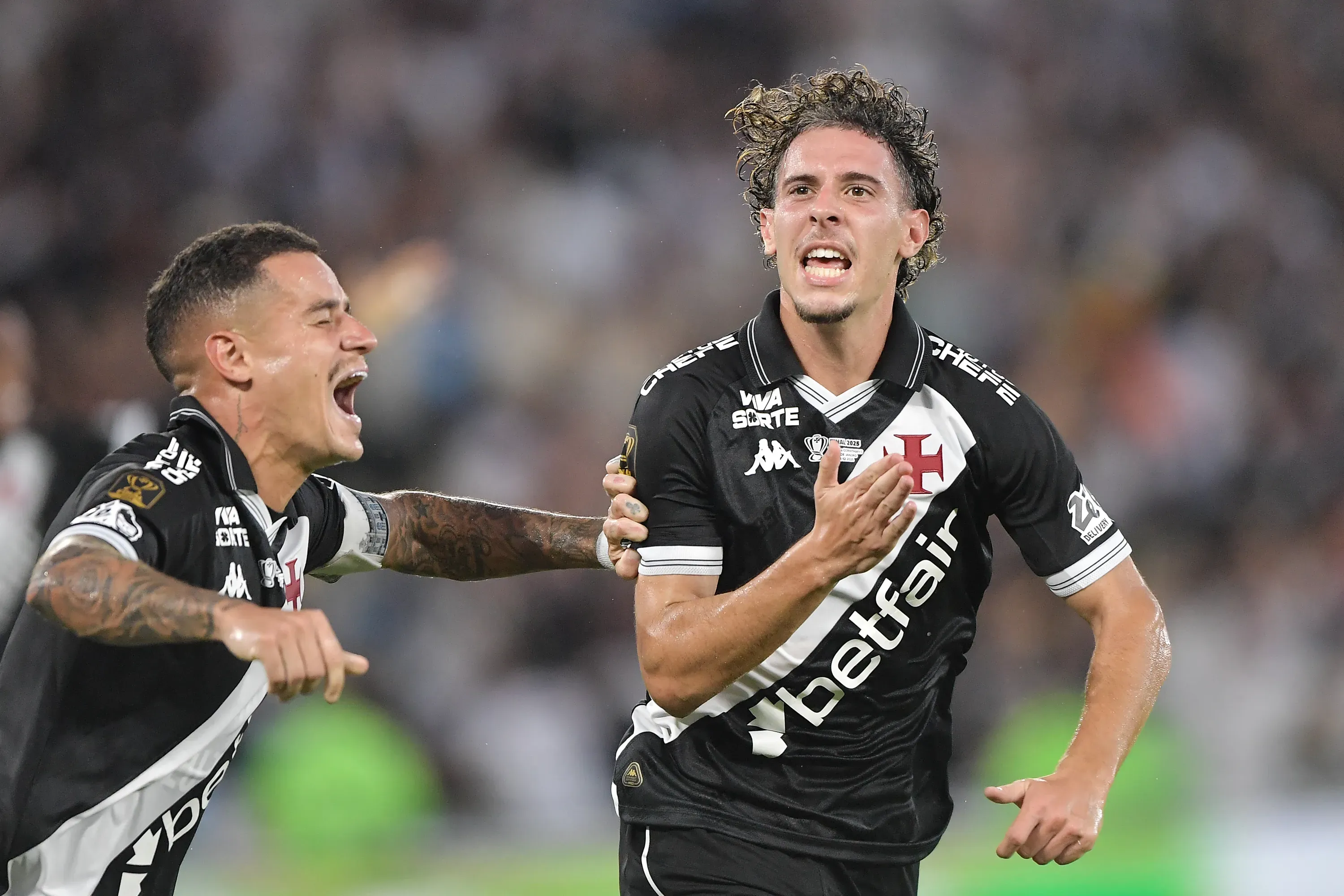 Nuno Moreira jogador do Vasco comemora seu gol com Coutinho jogador da sua equipe durante partida contra o Corinthians no estadio Maracana pelo campeonato Copa Do Brasil 2025. Foto: Thiago Ribeiro/AGIF