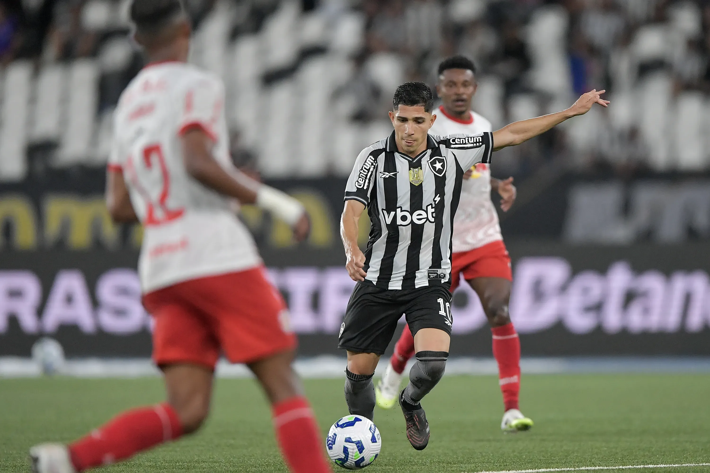 Savarino, jogador do Botafog,o durante partida contra o Bragantino – Foto: Thiago Ribeiro/AGIF