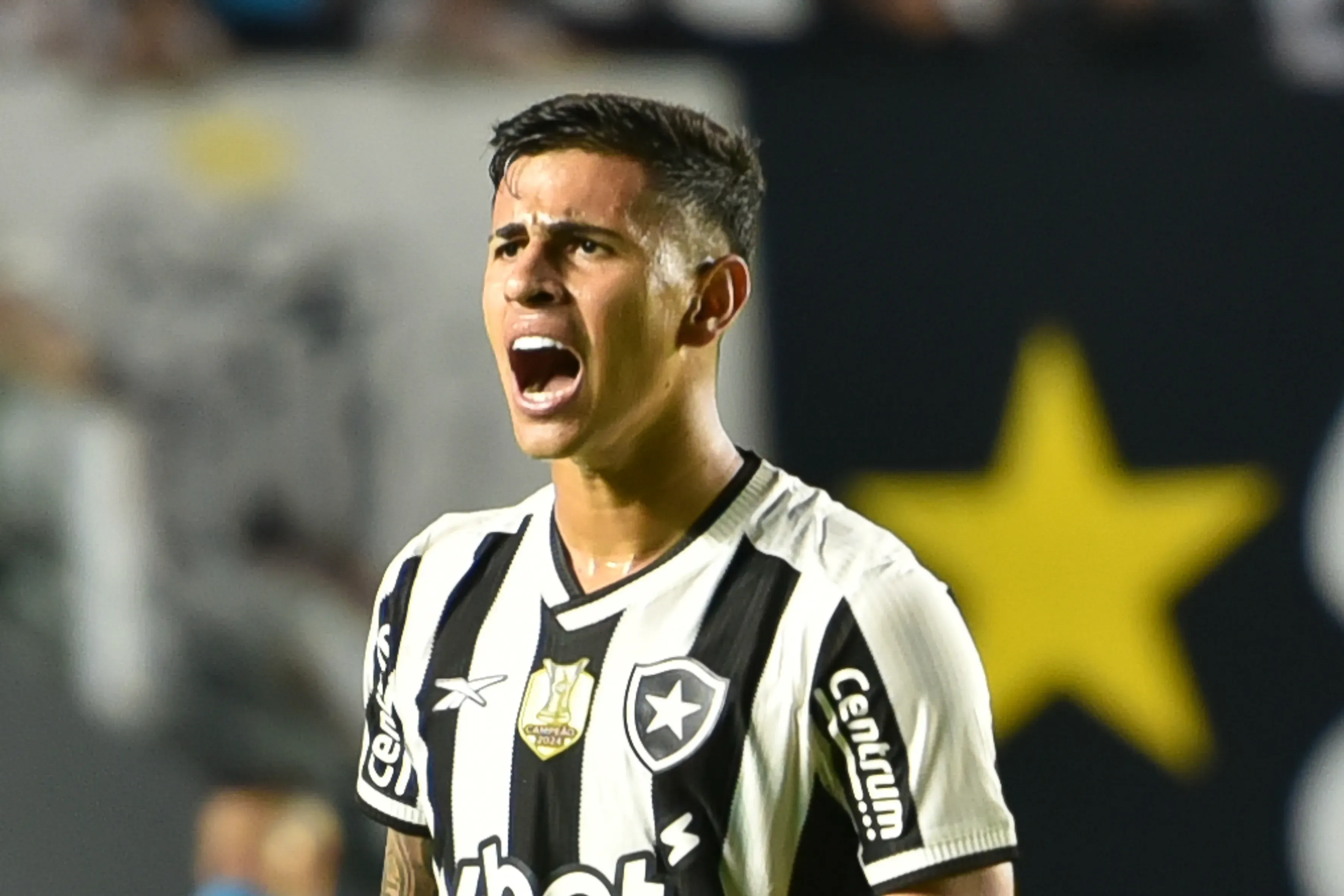 David Ricardo, jogador do Botafogo deixa o campo comemorando a vitoria apos partida contra o Santos no estadio Vila Belmiro pelo campeonato Brasileiro A 2025. Foto: Jota Erre/AGIF