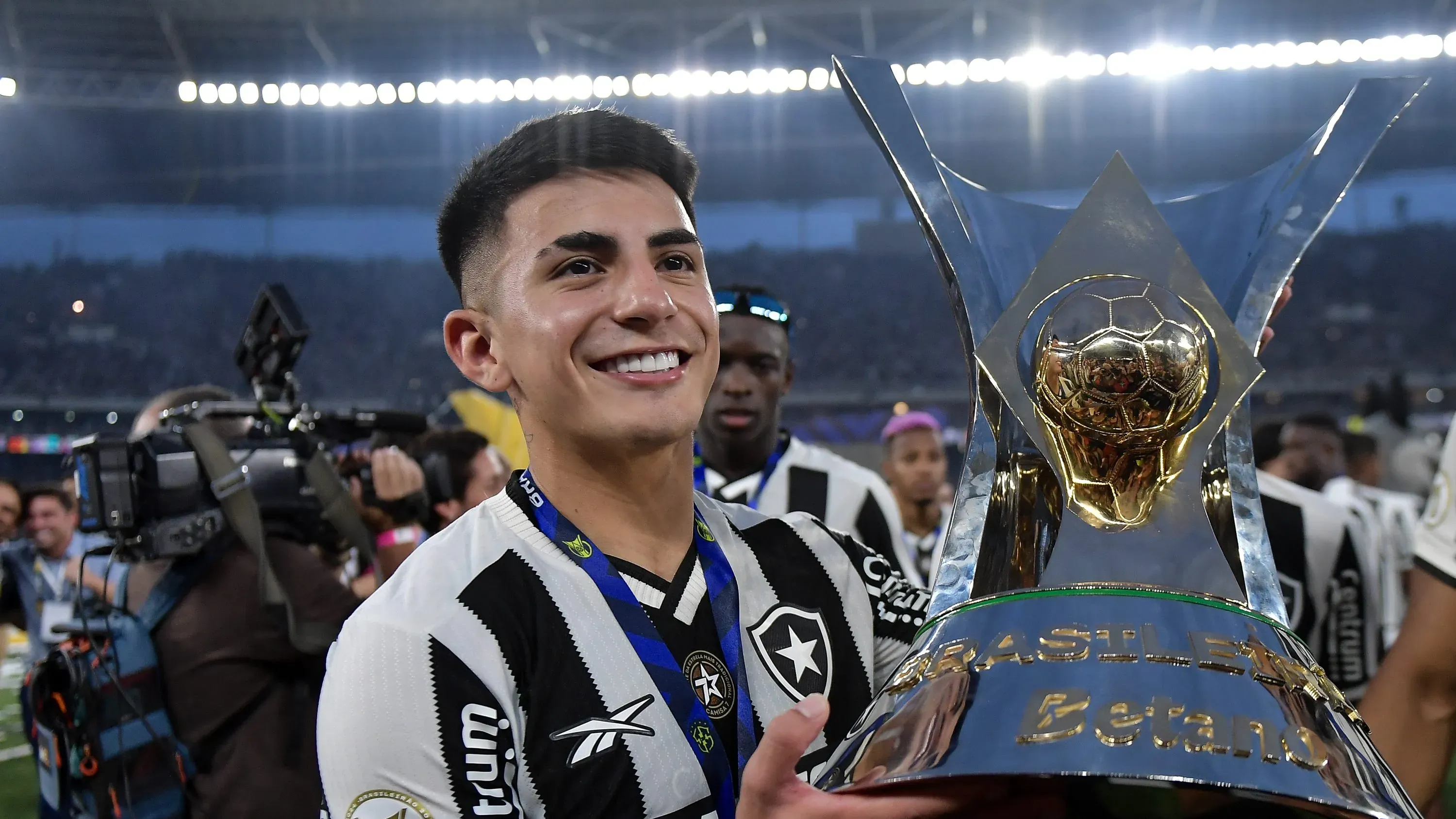 Almada jogador do Botafogo levanta a taca de campeao durante cerimonia de premiacao ao final da partida contra o Sao Paulo no estadio Engenhao pela decisao do campeonato Brasileiro A 2024. Foto: Thiago Ribeiro/AGIF