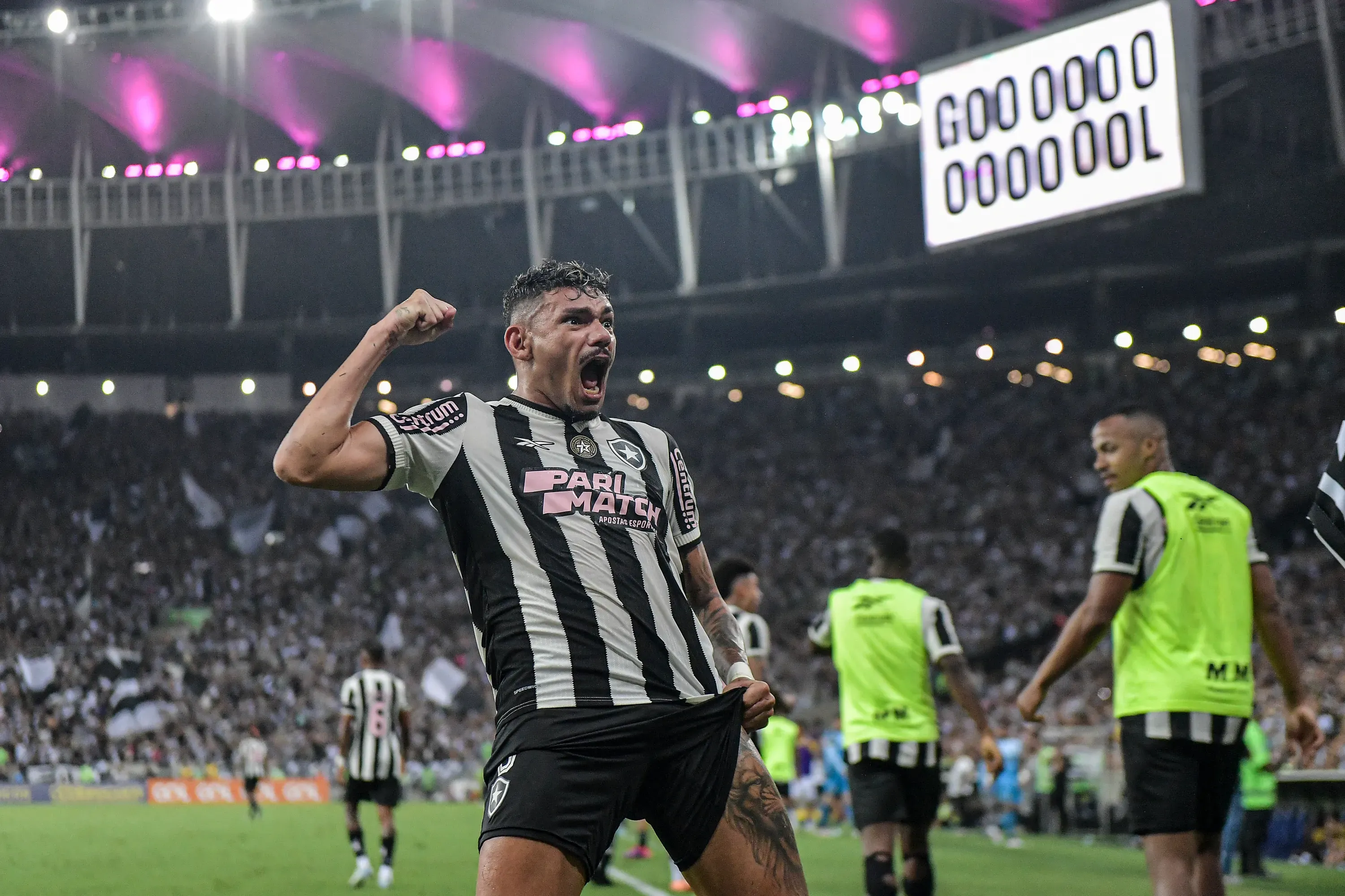 RJ – RIO DE JANEIRO – 18/10/2024 – BRASILEIRO A 2024, BOTAFOGO X CRICIUMA – Tiquinho Soares jogador do Botafogo comemora seu gol durante partida contra o Criciuma no estadio Maracana pelo campeonato Brasileiro A 2024. Foto: Thiago Ribeiro/AGIF