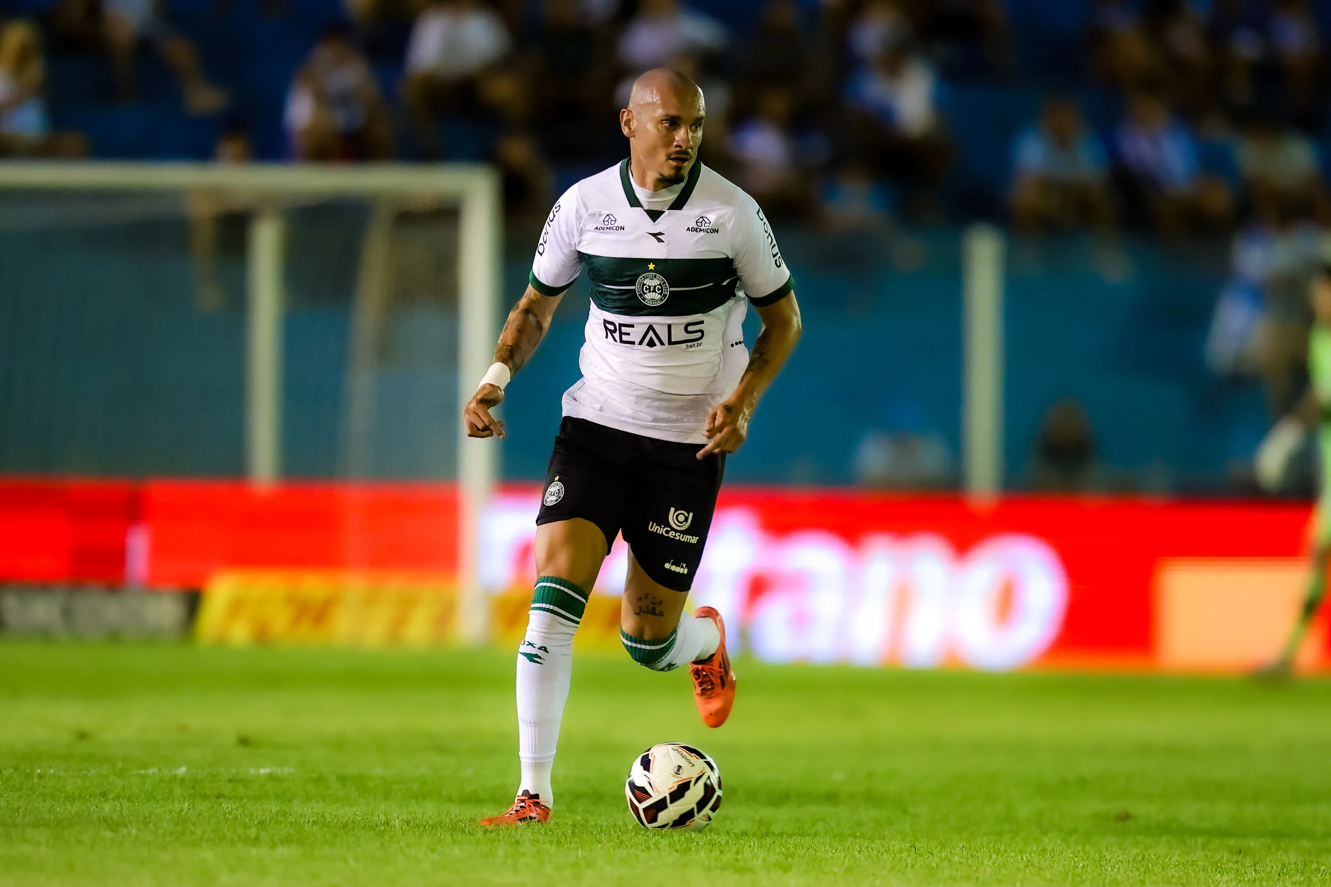 Maicon jogador do Coritiba durante partida contra o Paysandu no estadio Curuzu pelo campeonato Brasileiro B 2025. Foto: Fernando Torres/AGIF
