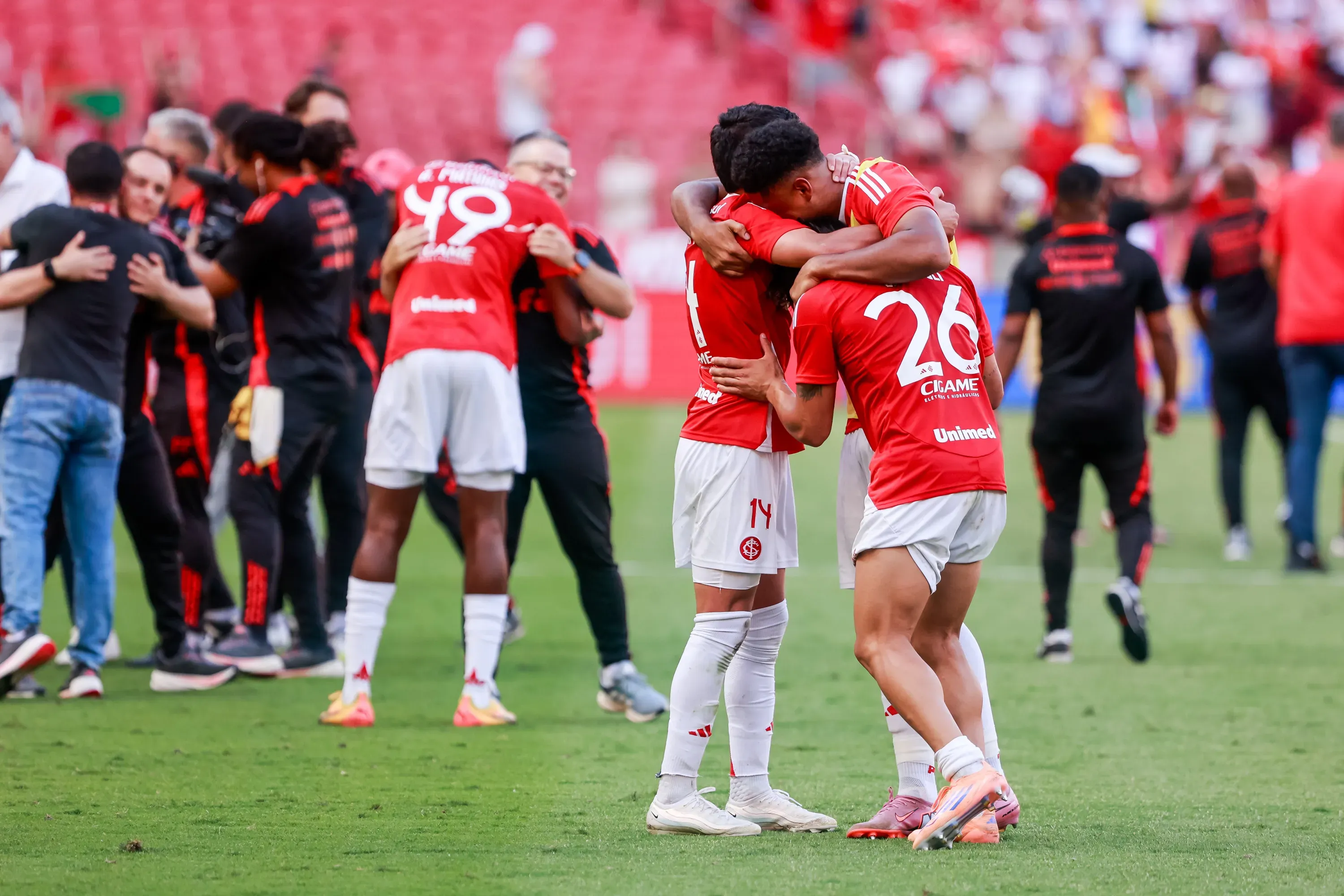 Jogadores do Internacional comemoram vitoria ao final da partida contra o Bragantino no estadio Beira-Rio pelo campeonato Brasileiro A 2025. Foto: Luiz Erbes/AGIF