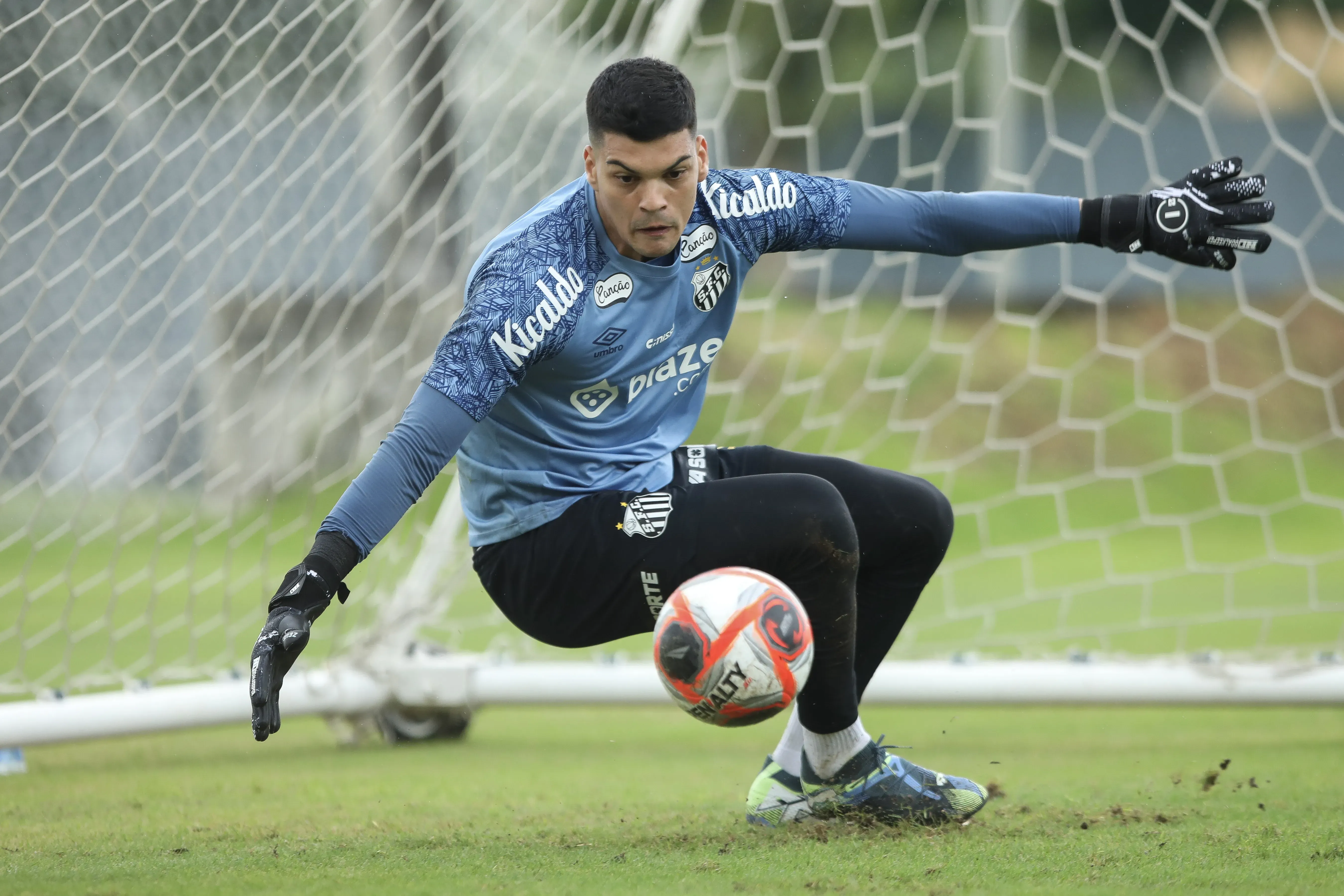 SP – SANTOS – 05/01/2025 – SANTOS, TREINO – Gabriel Brazao jogador do Santos durante treino no Centro de Treinamento CT Rei Pele, neste domingo (05). Foto: Reinaldo Campos/AGIF