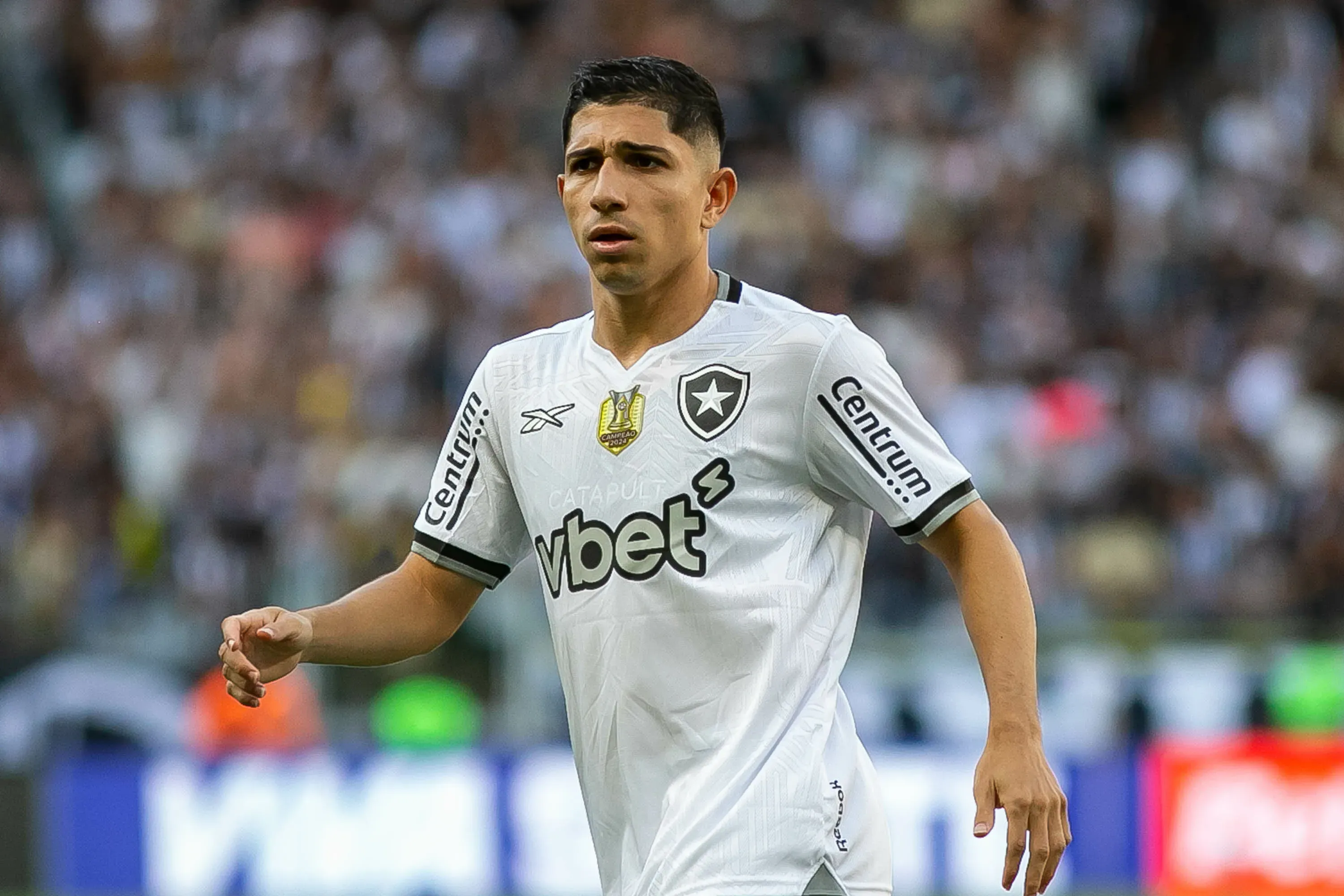 MG – BELO HORIZONTE – 20/04/2025 – BRASILEIRO A 2025, ATLETICO-MG X BOTAFOGO – Savarino jogador do Botafogo durante partida contra o Atletico-MG no estadio Mineirao pelo campeonato Brasileiro A 2025. Foto: Fernando Moreno/AGIF