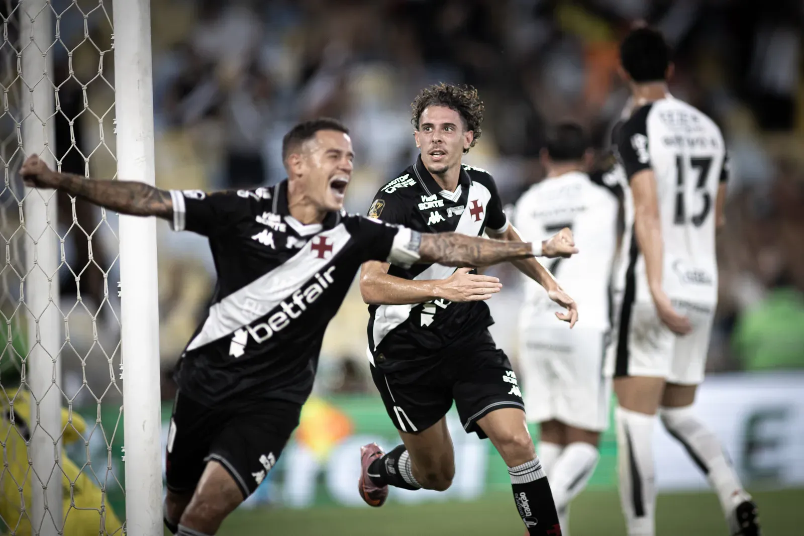Nuno Moreira e Coutinho comemoram gol na final da Copa do Brasil. Fotos: Matheus Lima/Vasco.