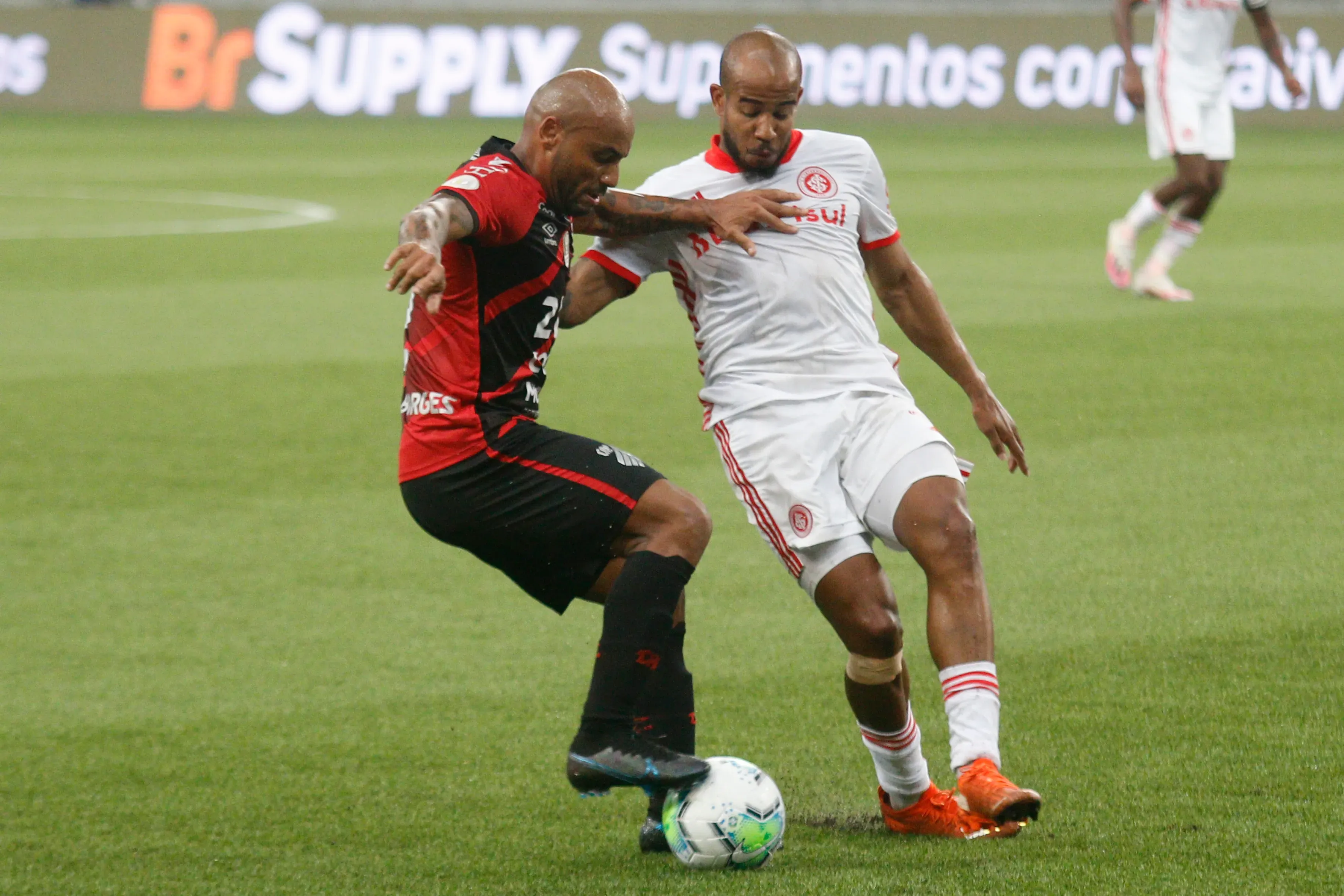 Jonathan jogador do Athletico-PR disputa lance com Patrick jogador do Internacional durante partida no estadio Arena da Baixada pelo campeonato Brasileiro A 2020. Foto: Gabriel Machado/AGIF