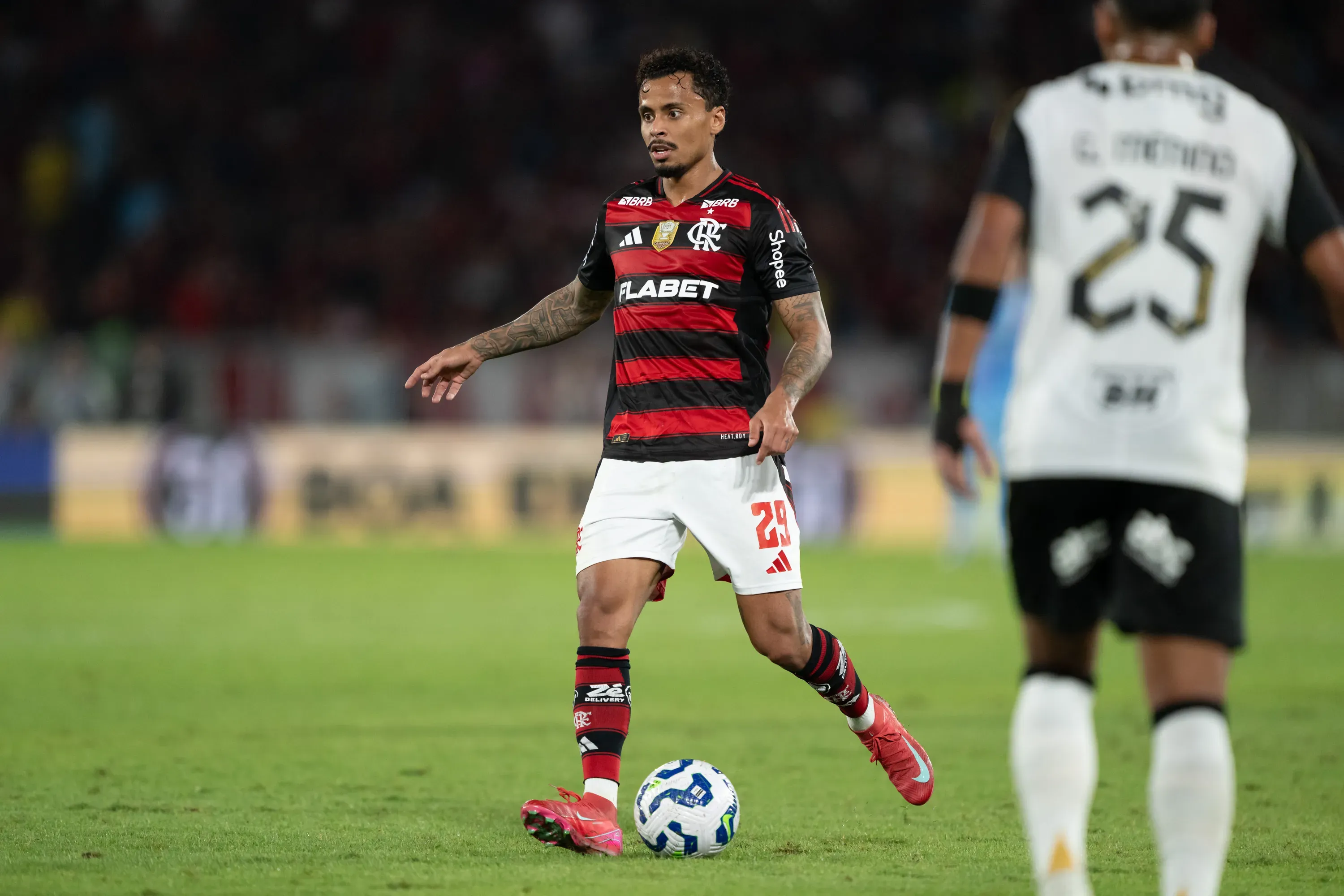 Allan jogador do Flamengo durante partida contra o Atletico-MG no estadio Maracana pelo campeonato Brasileiro A 2025. Foto: Jorge Rodrigues/AGIF