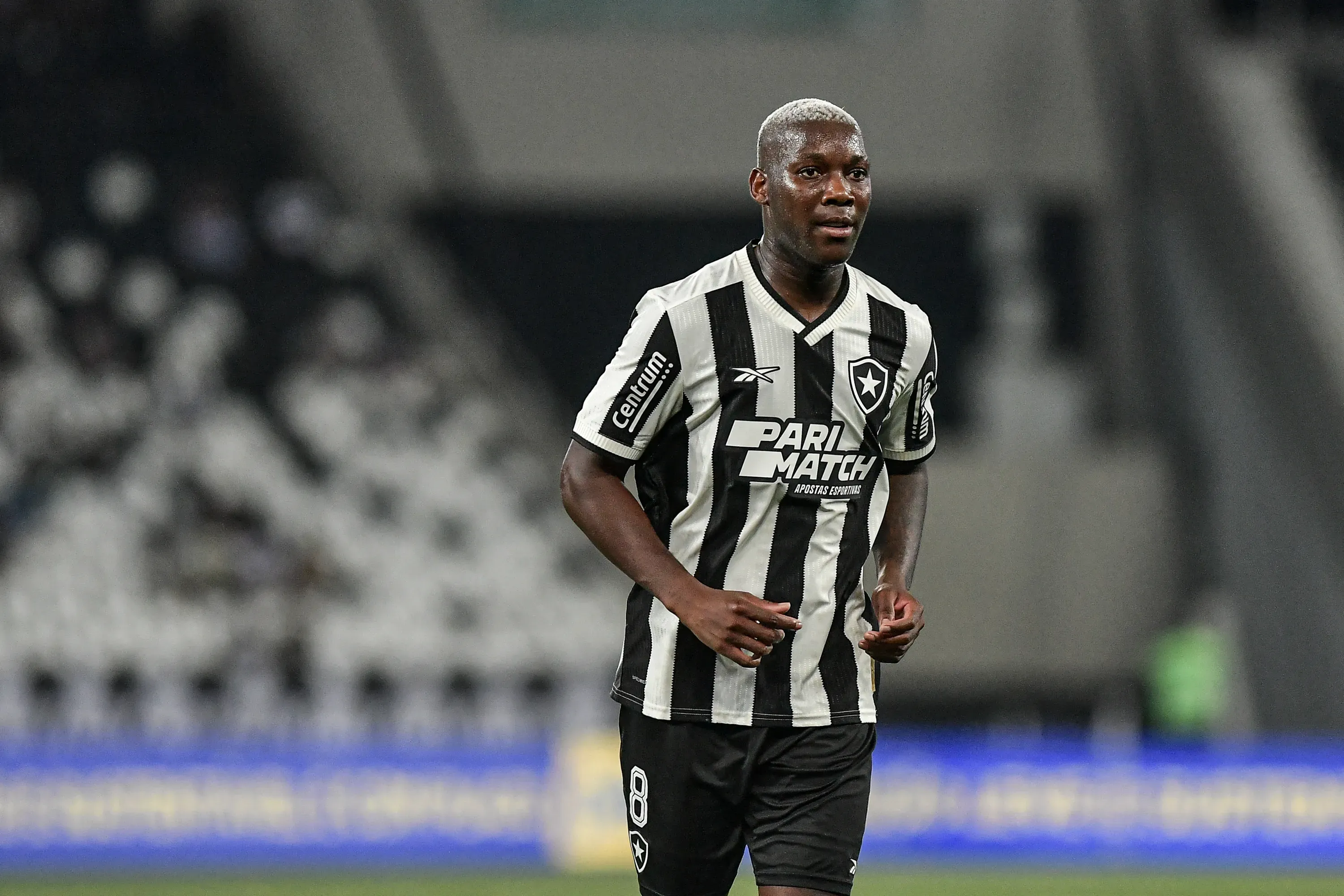 RJ – RIO DE JANEIRO – 02/05/2024 – COPA DO BRASIL 2024, BOTAFOGO X VITORIA – Patrick de Paula jogador do Botafogo durante partida contra o Vitoria no estadio Engenhao pelo campeonato Copa Do Brasil 2024. Foto: Thiago Ribeiro/AGIF