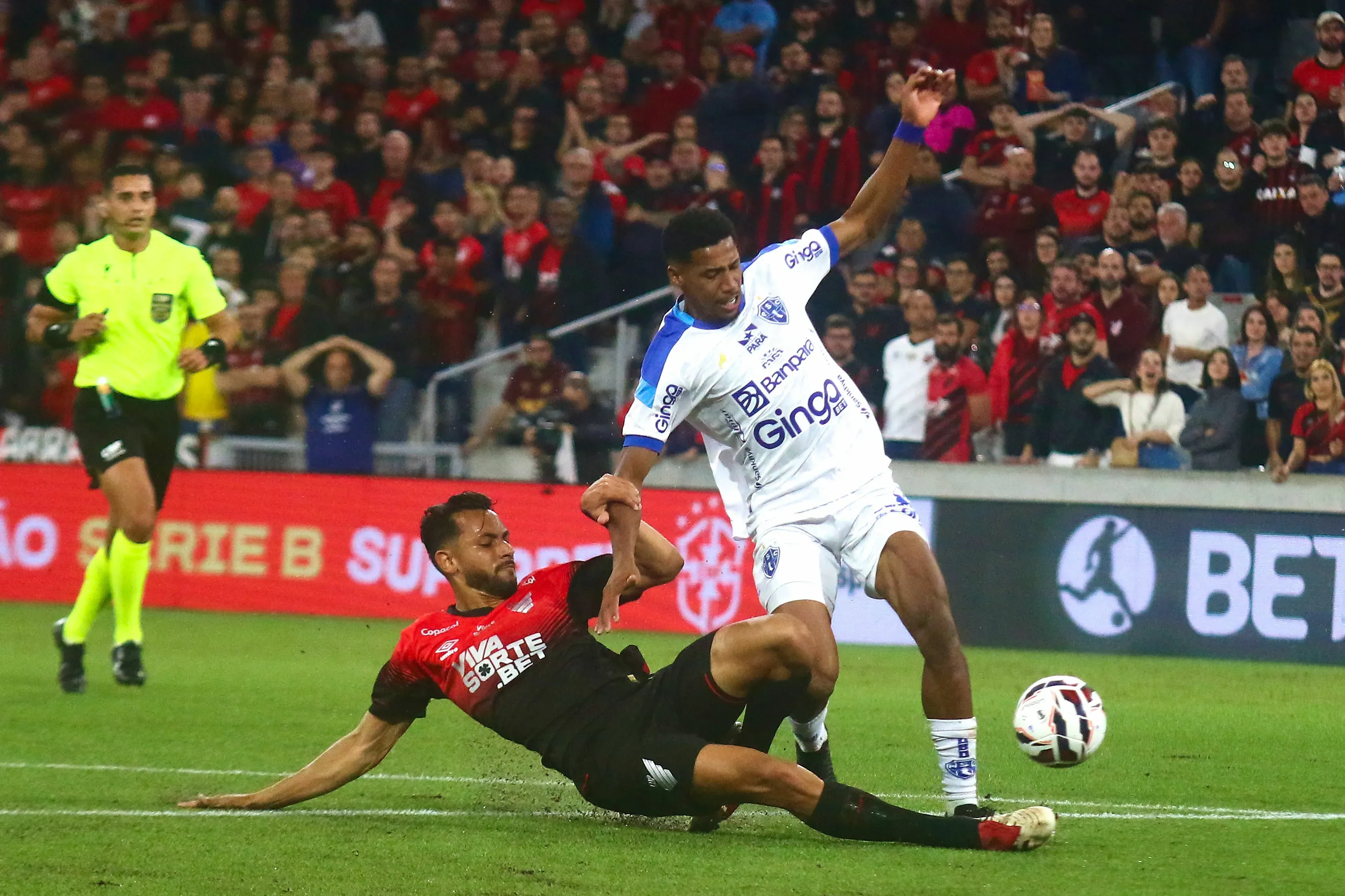 Maurício Garcez em Athletico-PR x Paysandu pela Série B 2025. Foto: Gabriel Machado/AGIF