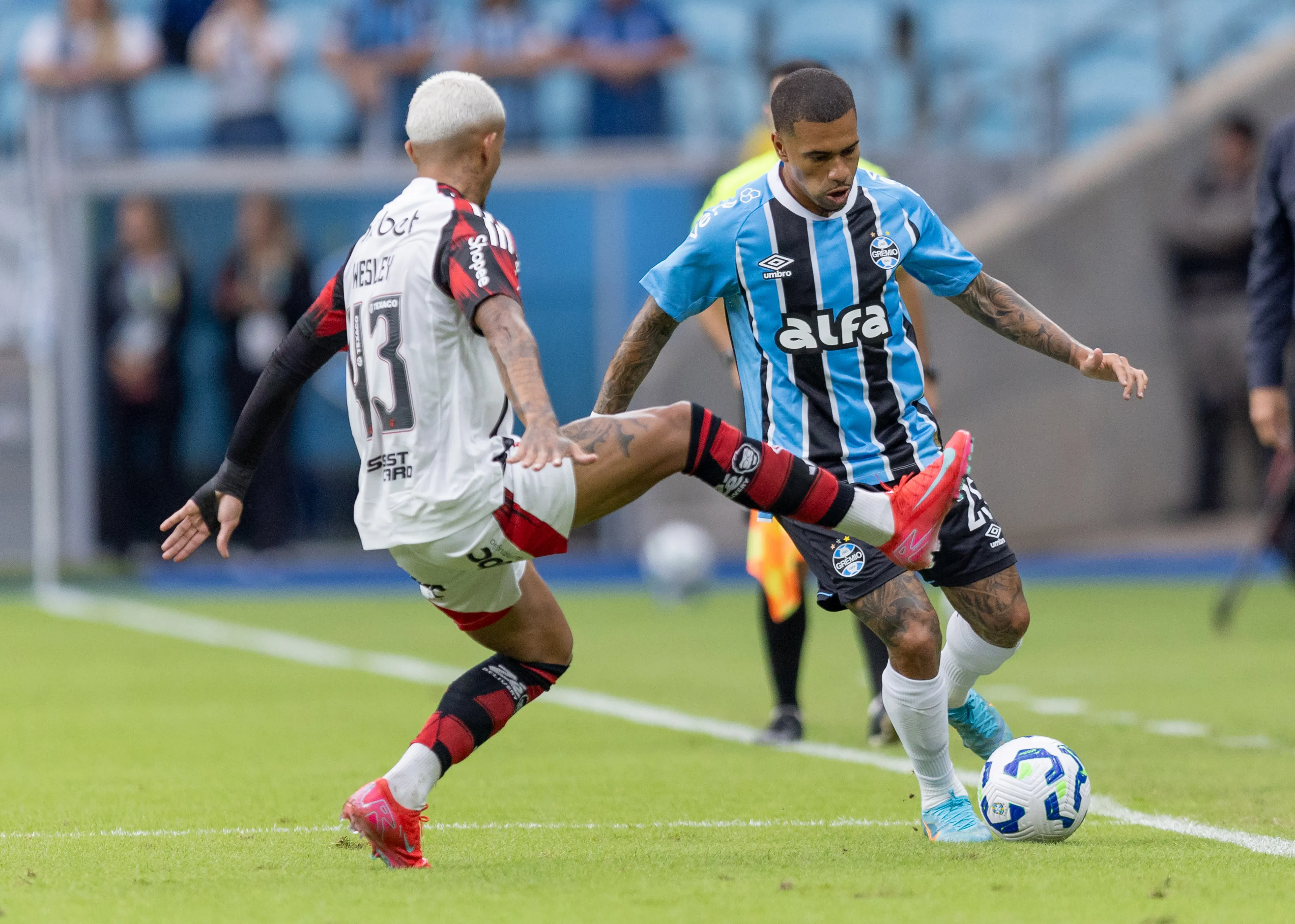 Lucas Esteves em Grêmio x Flamengo pelo campeonato Brasileiro A 2025. Foto: Liamara Polli/AGIF