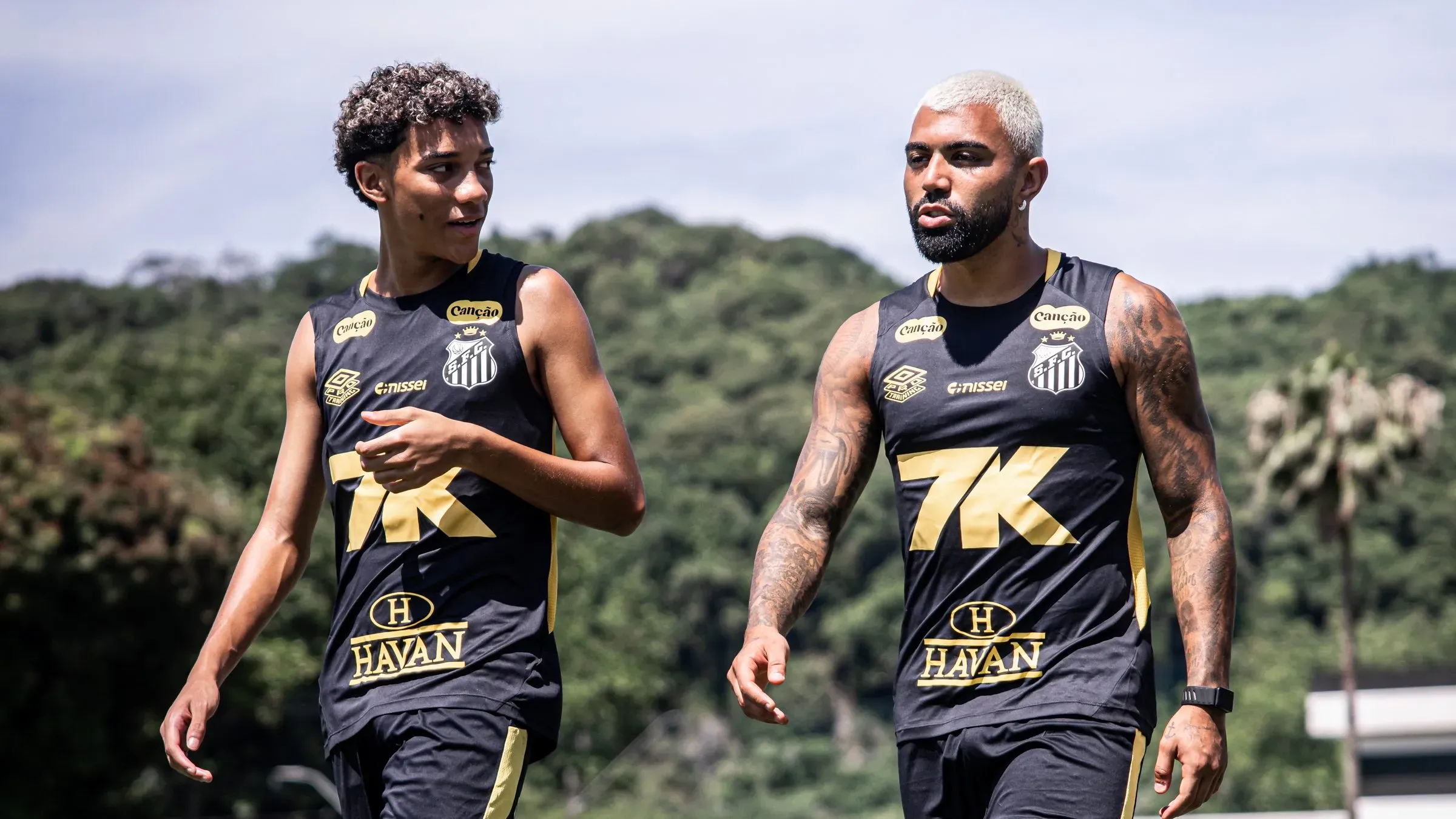 Robinho Jr e Gabigol durante treino no CT Rei Pelé. Foto: Raul Baretta/ Santos FC