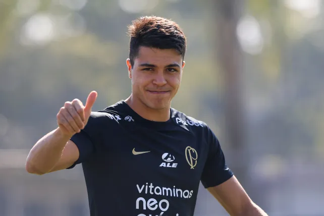 Roni durante treinamento no CT Joaquim Grava em 2023. Foto: Marcello Zambrana/AGIF