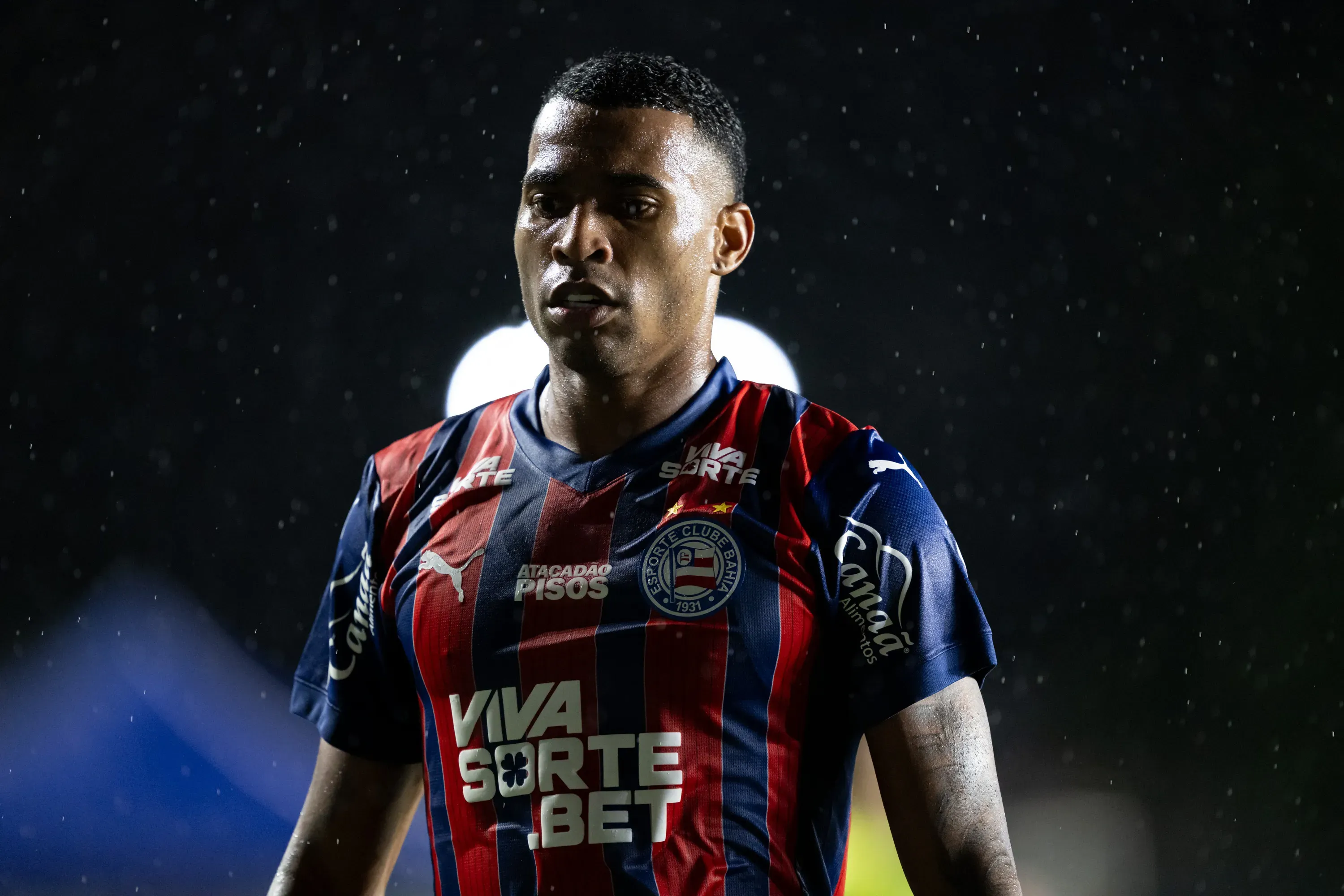 RJ – RIO DE JANEIRO – 24/09/2025 – BRASILEIRO A 2025, VASCO X BAHIA – Jean Lucas jogador do Bahia recebe cartao vermelho do arbitro durante partida contra o Vasco no estadio Sao Januario pelo campeonato Brasileiro A 2025. Foto: Jorge Rodrigues/AGIF