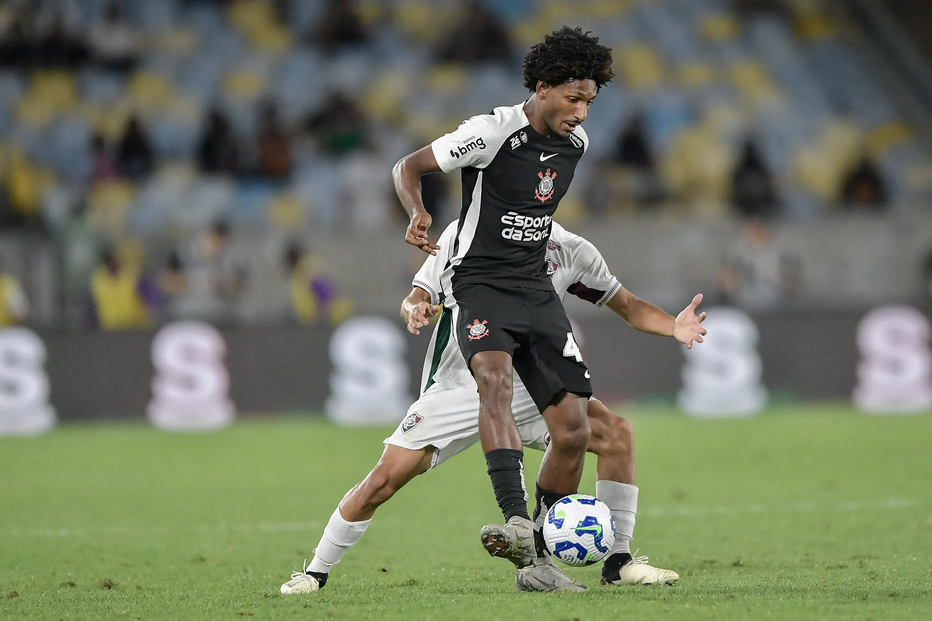 Talles Magno durante partida entre Fluminense x Corinthians no Campeonato Brasileiro de 2025. Foto: Thiago Ribeiro/AGIF