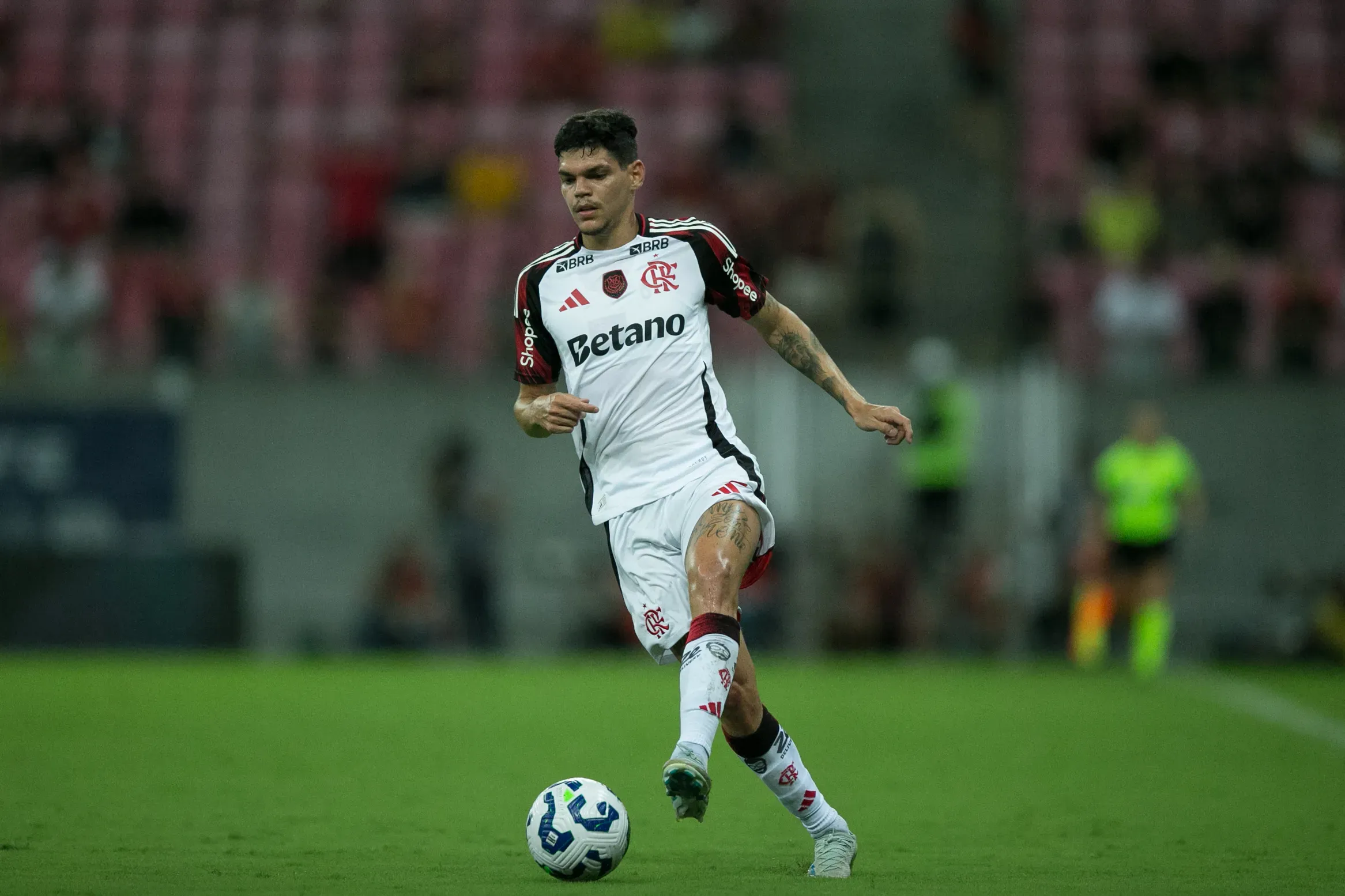 Ayrton Lucas jogador do Flamengo durante a partida contra o Sport na Arena de Pernambuco, pelo Campeonato Brasileiro A 2025. Foto: Marlon Costa/AGIF
