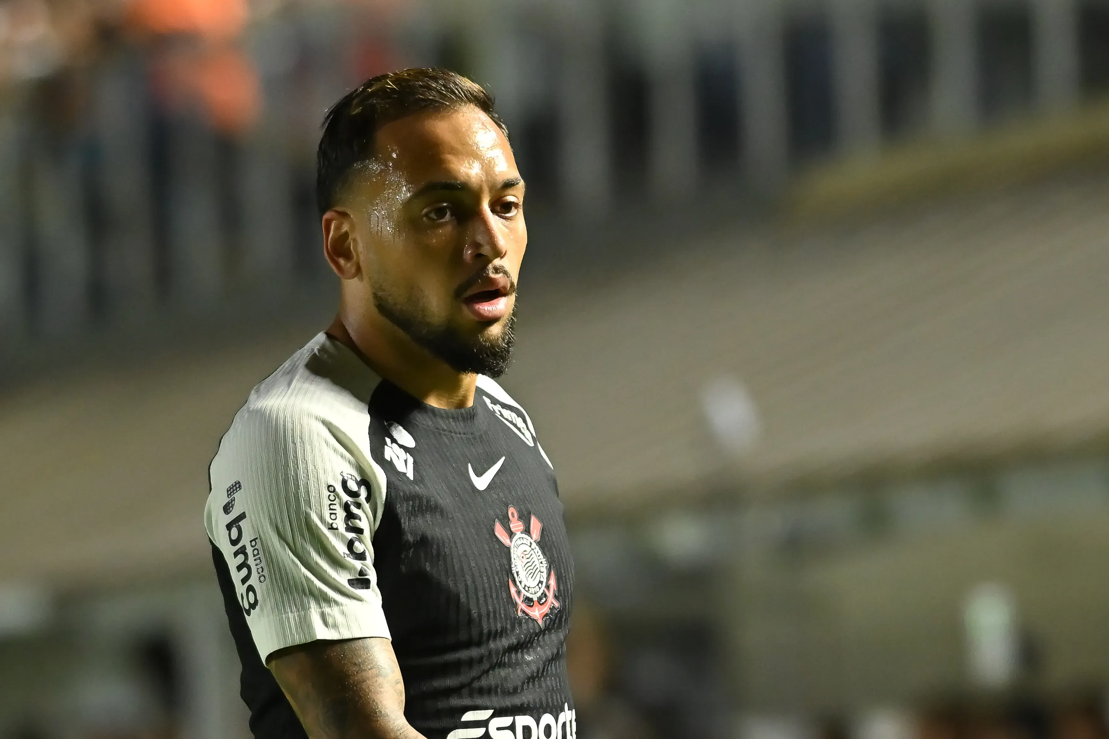 Maycon jogador do Corinthians durante partida contra o Santos no estadio Vila Belmiro pelo campeonato Brasileiro A 2025. Foto: Jota Erre/AGIF