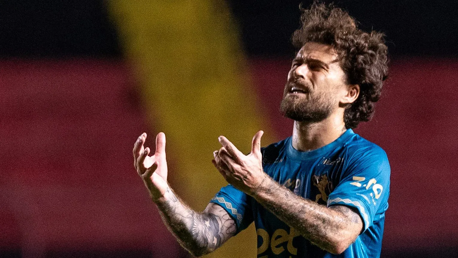 Lucas Lima lamentando em partida pelo Sport. Foto: Rafael Vieira/AGIF