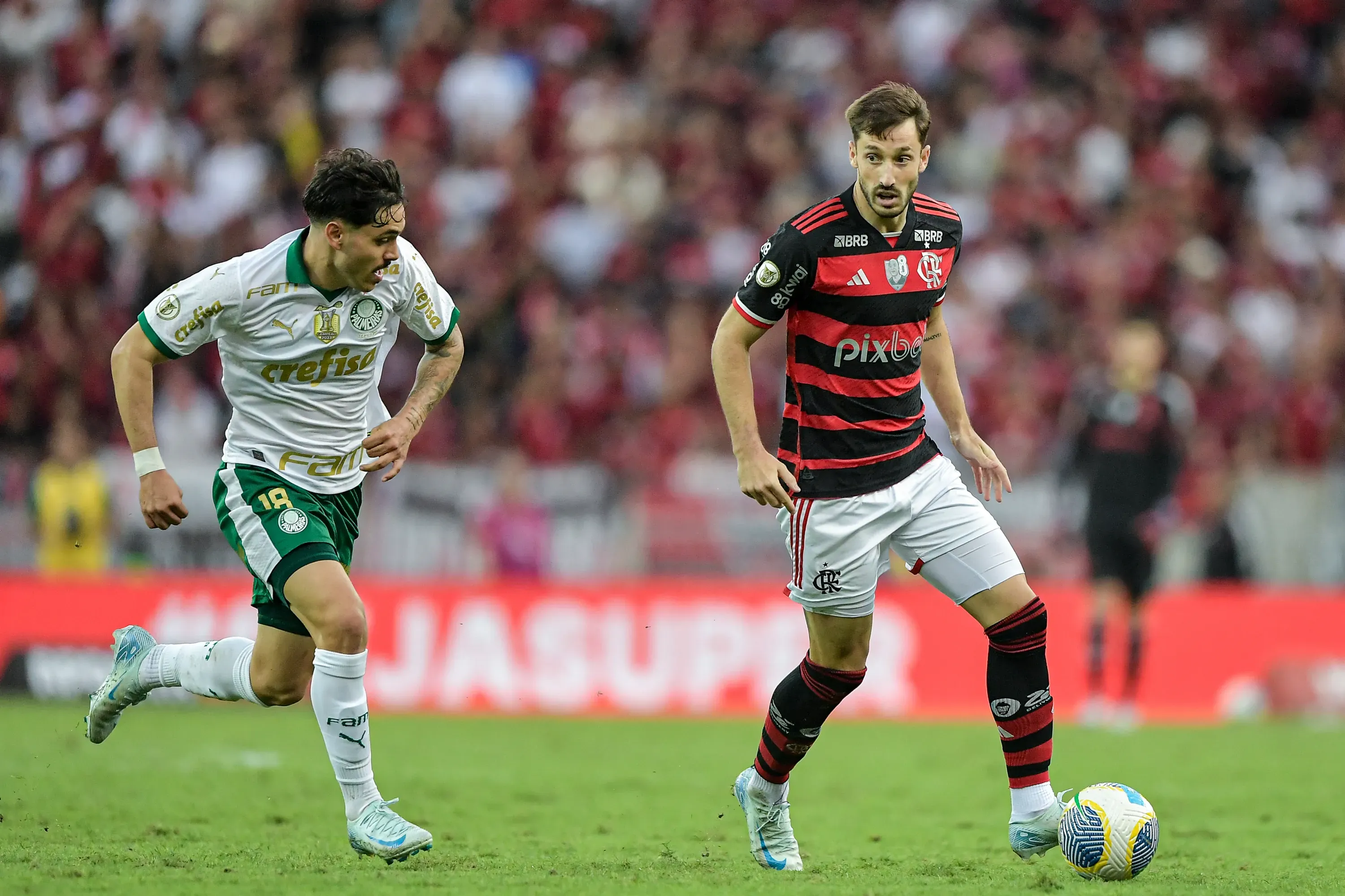 SP – RIO DE JANEIRO – 11/08/2024 – BRASILEIRO A 2024, FLAMENGO X PALMEIRAS – Vina jogador do Flamengo disputa lance com Mauricio jogador do Palmeiras durante partida no estadio Maracana pelo campeonato Brasileiro A 2024. Foto: Thiago Ribeiro/AGIF