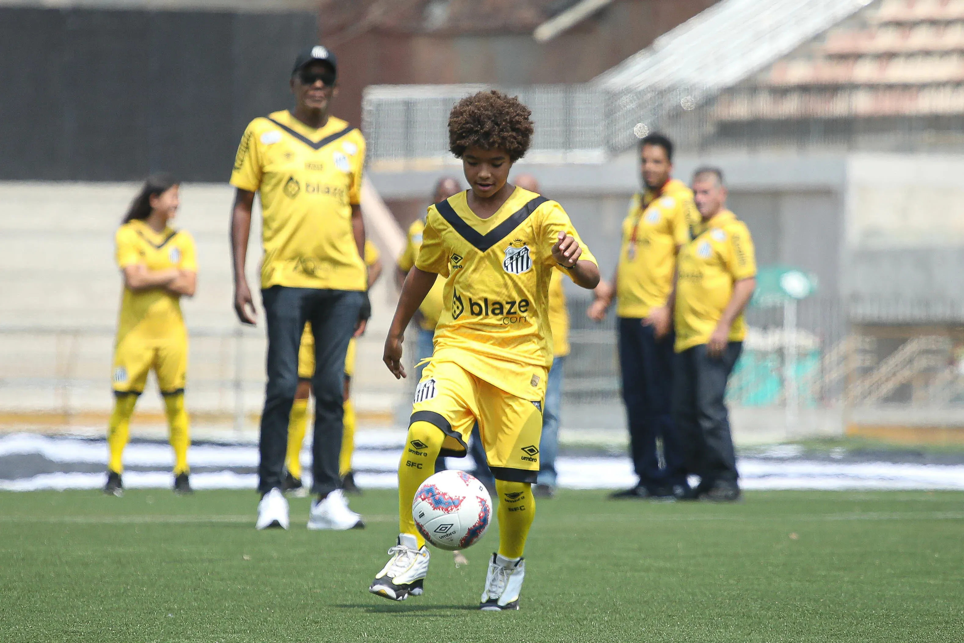 SP – SAO PAULO – 13/09/2024 – SANTOS, LANCAMENTO DO TERCEIRO UNIFORME DO SANTOS F.C. – Kauan basile jogador do Santos durante lancamento do terceiro uniforme no estadio Paulo Machado de Carvalho, no bairro do Pacaembu, em Sao Paulo, nesta sexta-feira (13). Foto: Reinaldo Campos/AGIF