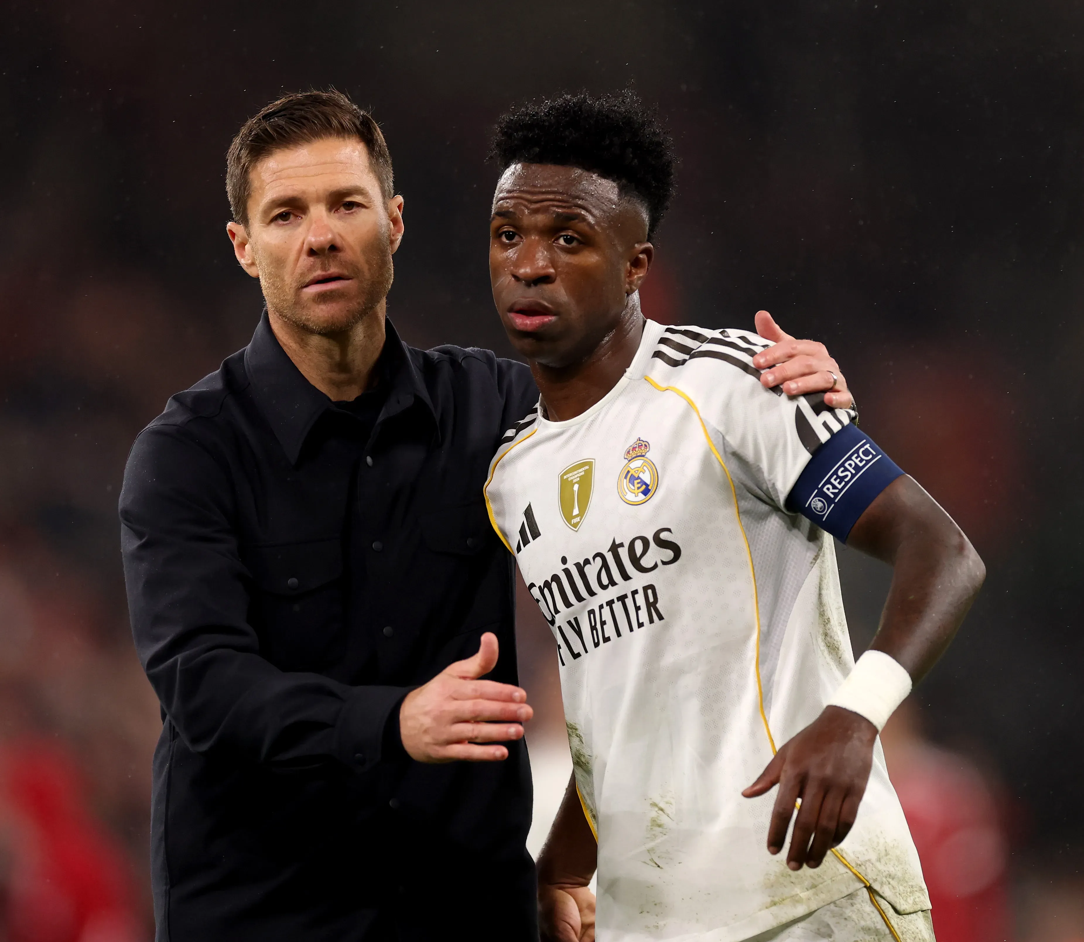Xabi Alonso, treinador principal do Real Madrid, e Vinicius Junior, do Real Madrid, após o apito final da partida MD4 da Fase de Liga da UEFA Champions League 2025/26 entre Liverpool FC e Real Madrid C.F. em Anfield, em 4 de novembro de 2025, em Liverpool, Inglaterra. (Foto de Carl Recine/Getty Images)