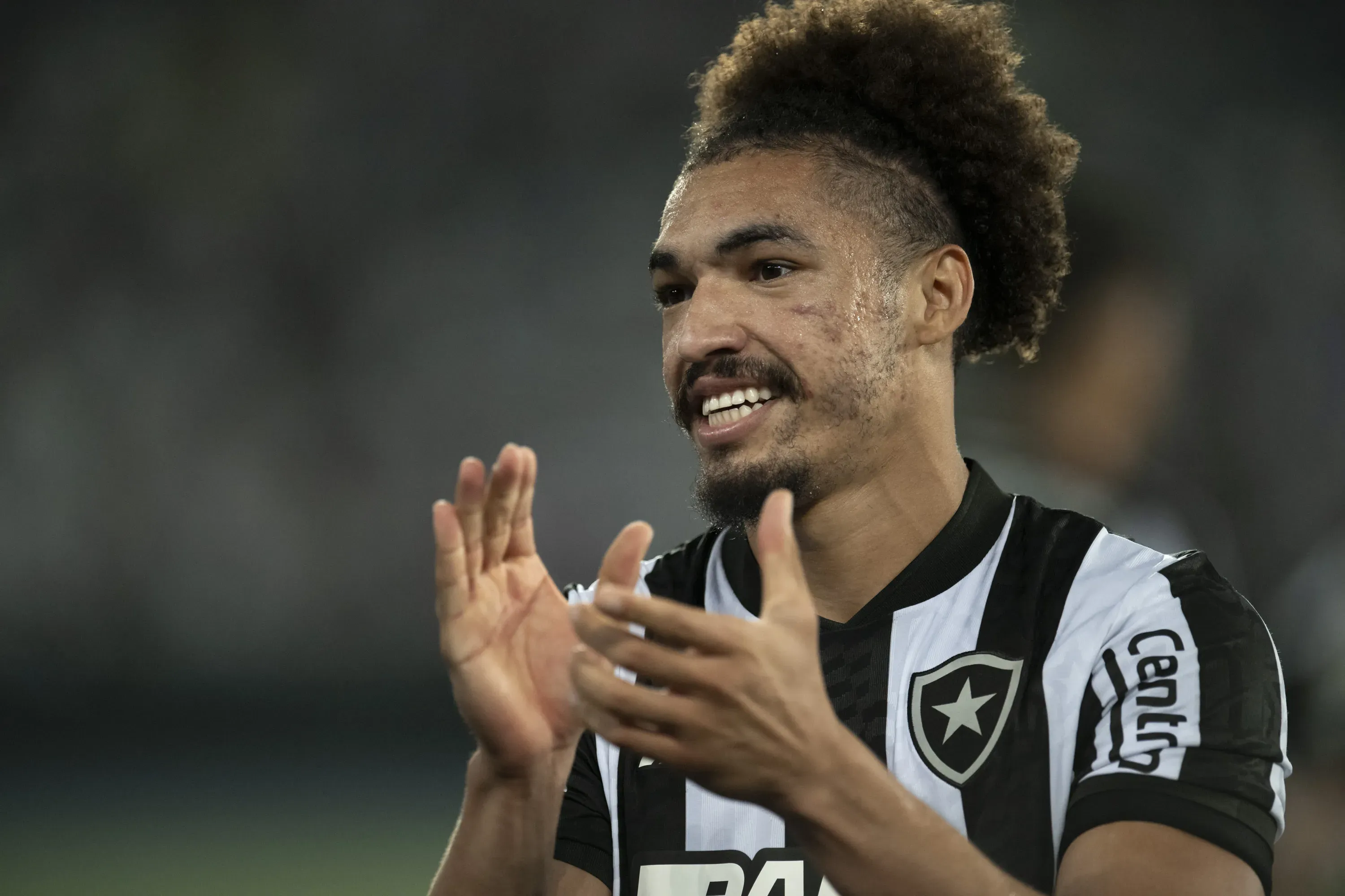 RJ – RIO DE JANEIRO – 12/08/2023 – BRASILEIRO A 2023, BOTAFOGO X INTERNACIONAL – Adryelson jogador do Botafogo comemora vitoria apos a partida contra o Internacional no estadio Engenhao pelo campeonato Brasileiro A 2023. Foto: Jorge Rodrigues/AGIF