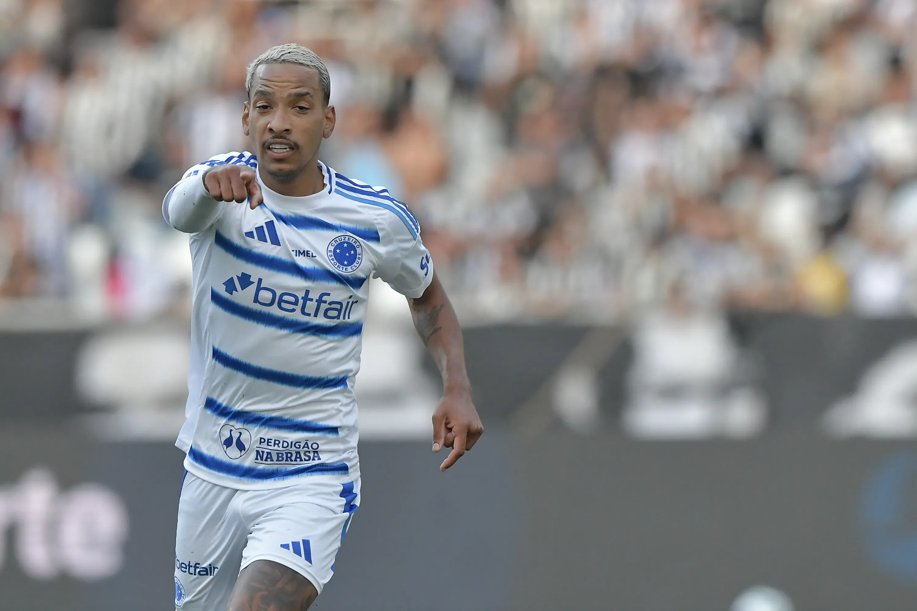 RJ – RIO DE JANEIRO – 03/08/2025 – BRASILEIRO A 2025, BOTAFOGO X CRUZEIRO – Matheus Pereira jogador do Botafogo comemora seu gol durante partida contra o Cruzeiro no estadio Engenhao pelo campeonato Brasileiro A 2025. Foto: Thiago Ribeiro/AGIF