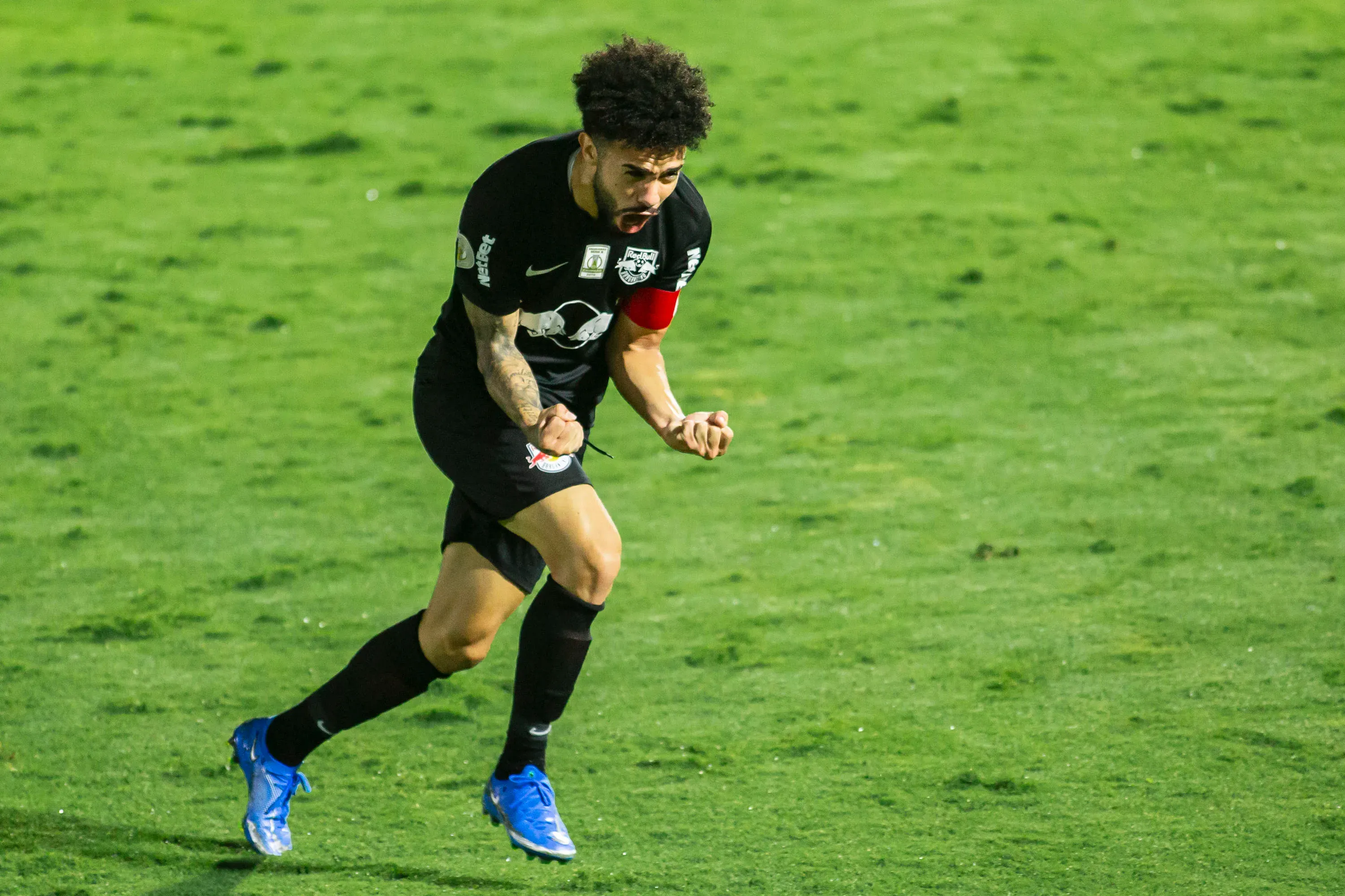 Claudinho jogador do Bragantino comemora seu gol durante partida contra o Gremio no estadio Nabi Abi Chedid pelo campeonato Brasileiro A 2020. Foto: Diogo Reis/AGIF