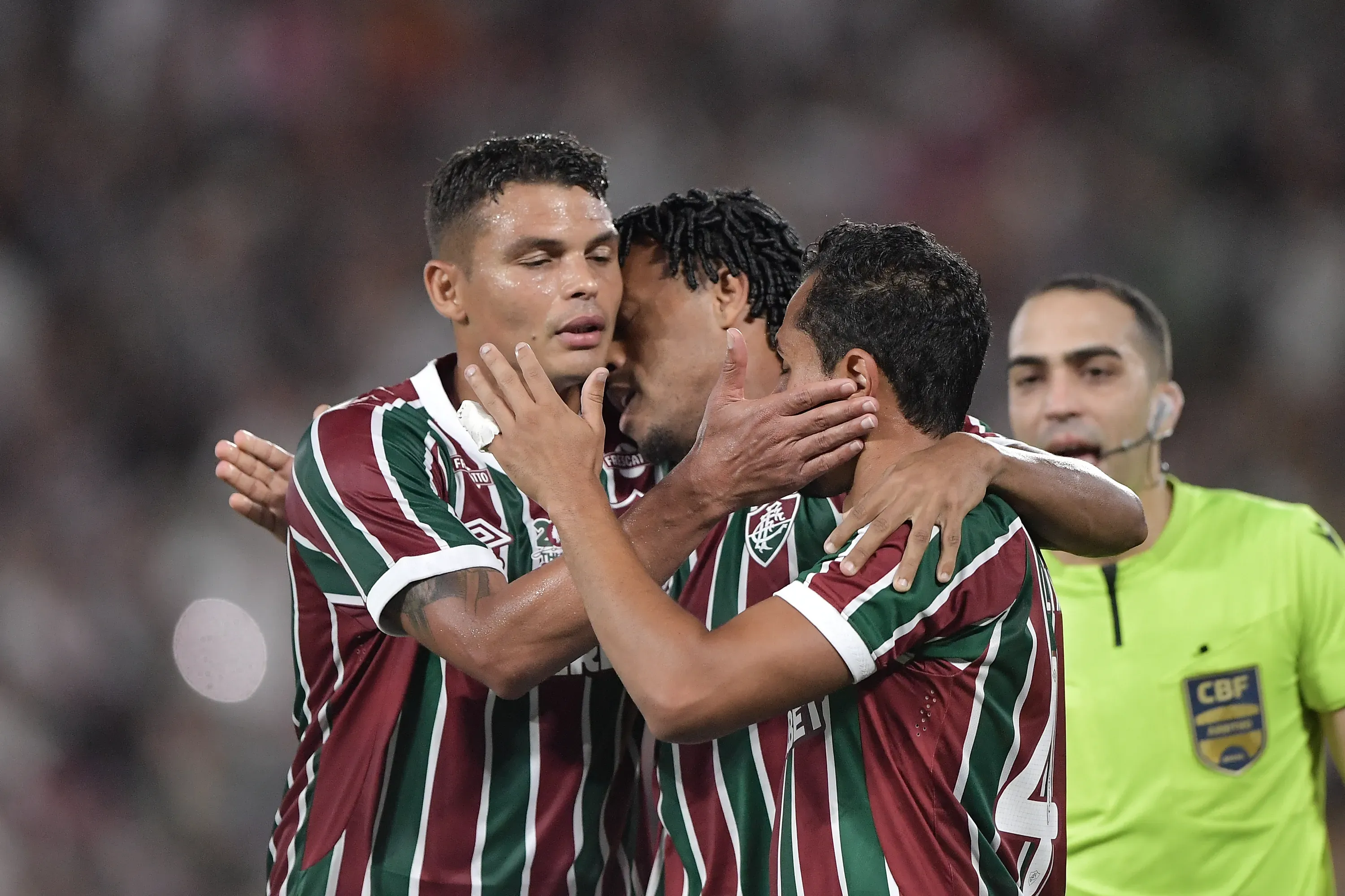 Keno jogador do Fluminense comemora seu gol com Thiago Silva e Keno jogadores da sua equipe durante partida contra o Atletico-MG no estadio Maracana pelo campeonato Brasileiro A 2025. Foto: Thiago Ribeiro/AGIF
