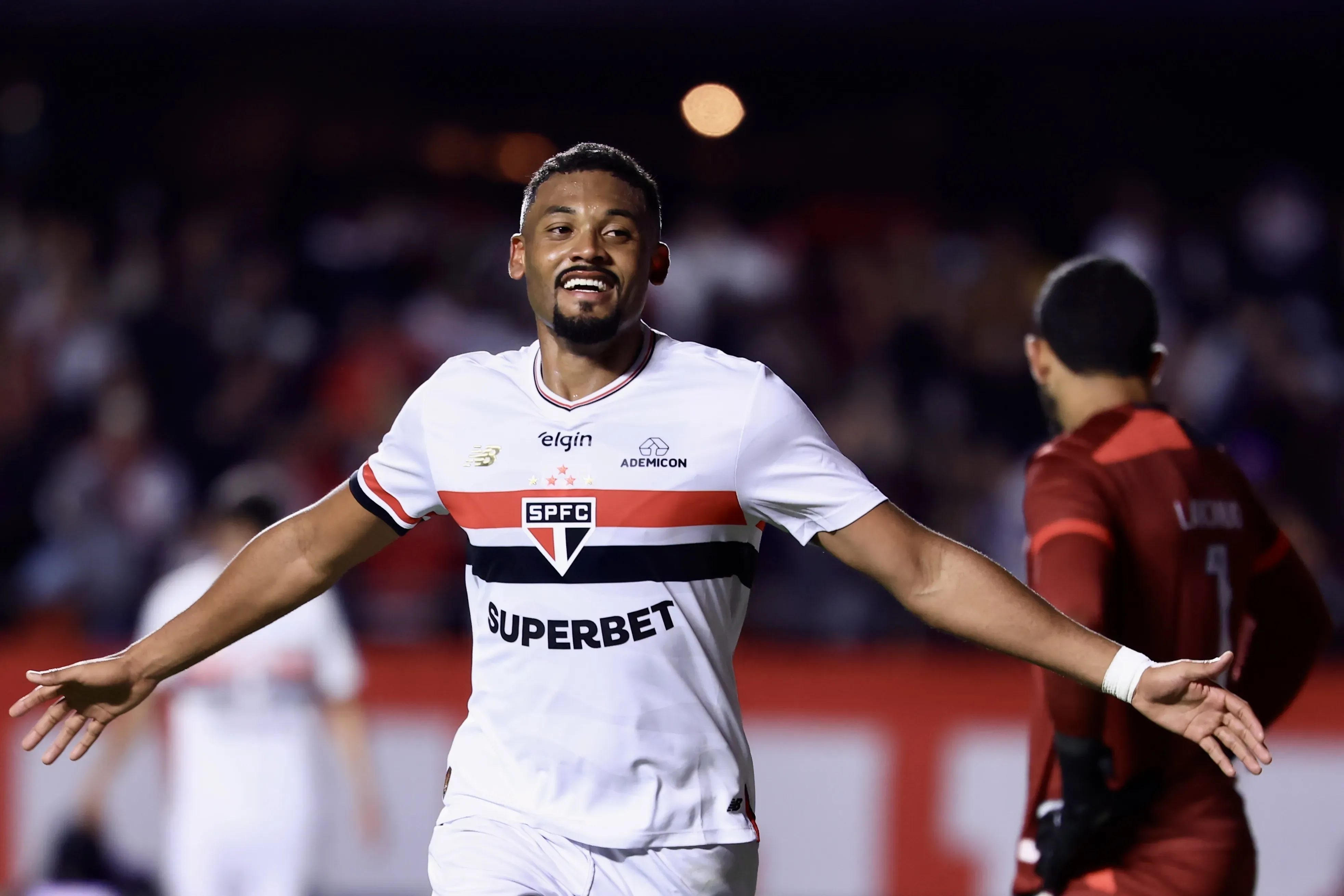 Sabino com a camisa do São Paulo – Foto: Marcello Zambrana/AGIF