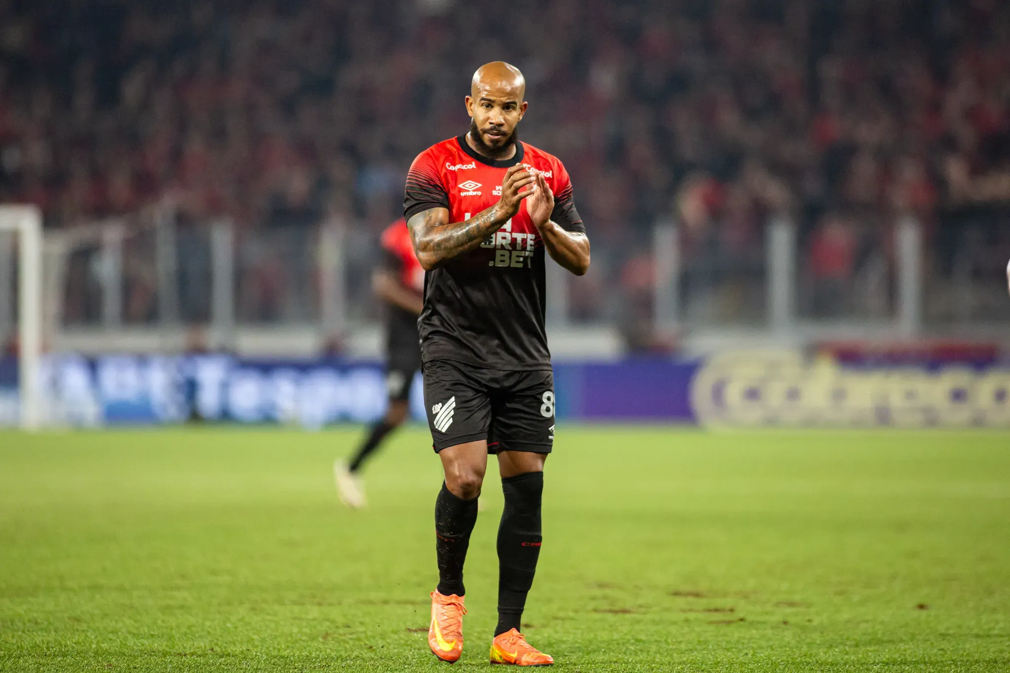 PR – CURITIBA – 08/05/2025 – BRASILEIRO B 2025, ATHLETICO-PR X CHAPECOENSE – Patrick jogador do Athletico-PR durante partida contra o Chapecoense no estadio Arena da Baixada pelo campeonato Brasileiro B 2025. Foto: Luis Garcia/AGIF