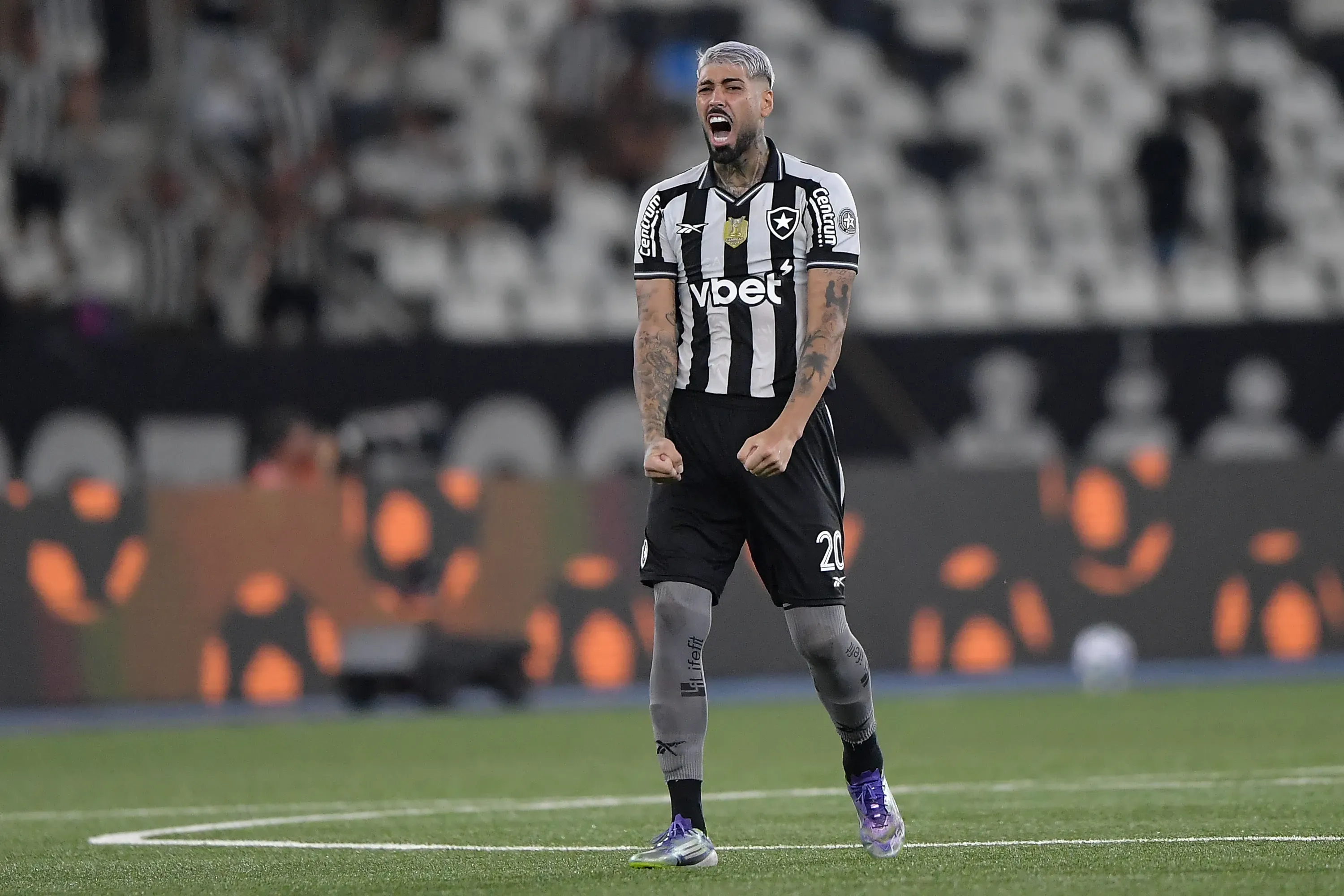 Alexander Barboza atuando no Botafogo em 2025 – Foto: Thiago Ribeiro/AGIF